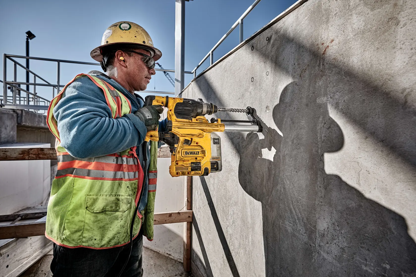 Une perceuse à marteau rotatif de marque DEWALT avec un corps jaune et noir, munie d'une poignée latérale et d'un sélecteur de réglages pour différentes fonctions.
