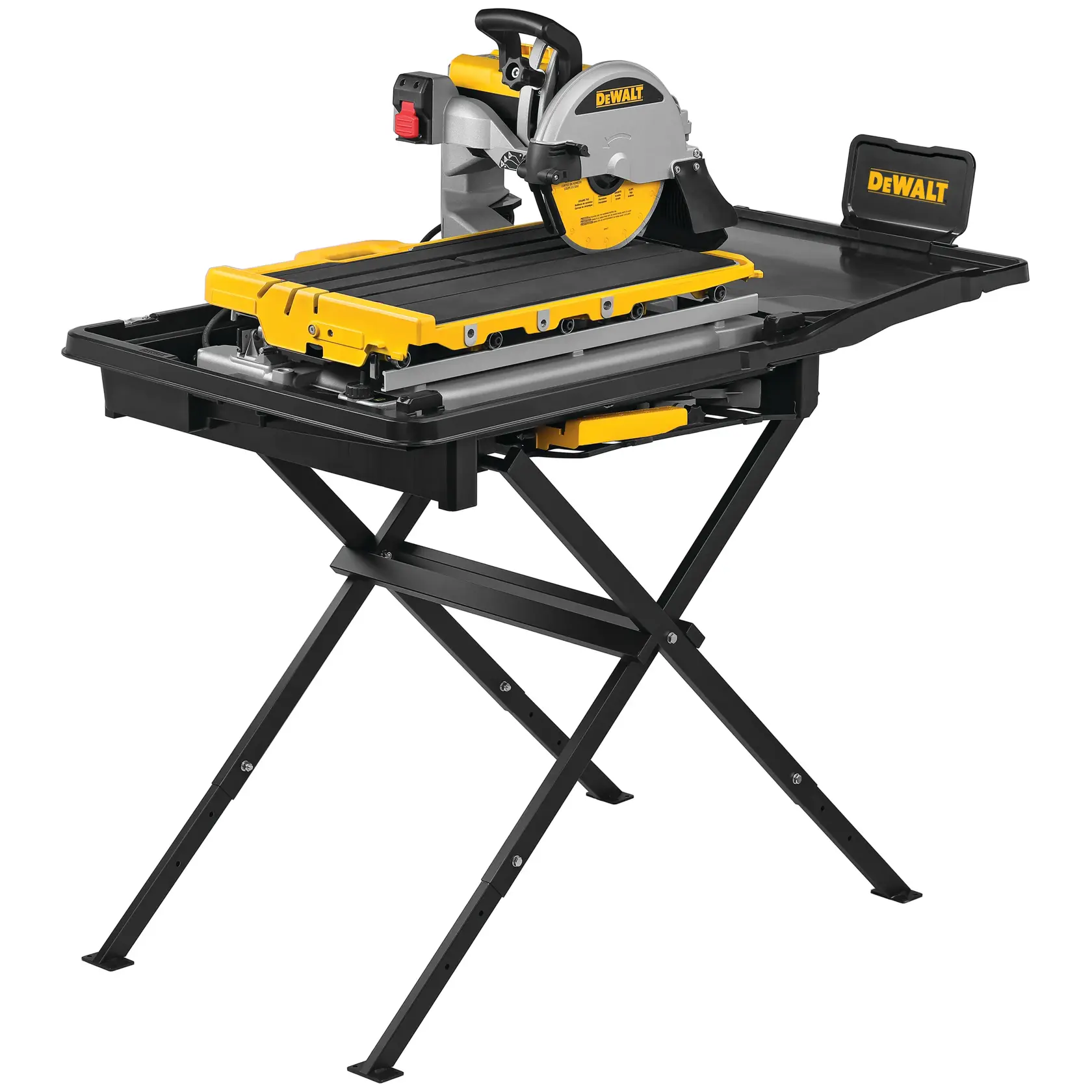 Eine DEWALT Fliesensäge mit gelb-schwarzem Design, montiert auf einem zusammenklappbaren schwarzen Metallgestell. Die Säge verfügt über einen Schiebetisch für präzise Schnitte und eine Wasserwanne darunter zur Aufnahme von Rückständen.