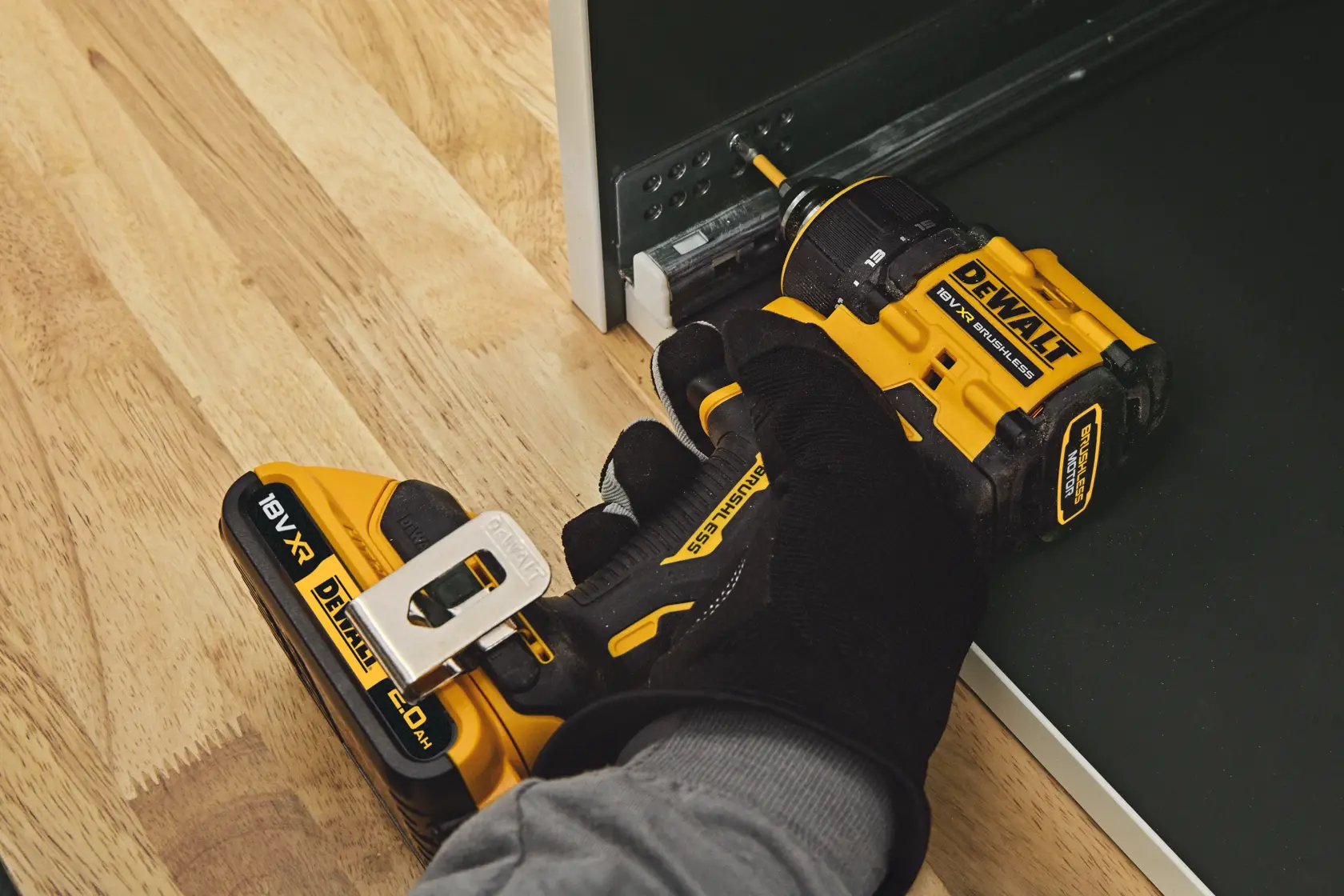 DEWALT DCD803NT-XJ, DCD803NT Bohrmaschine im Einsatz, Nahaufnahme Holz und Metall. Fotografie-Kategorie.