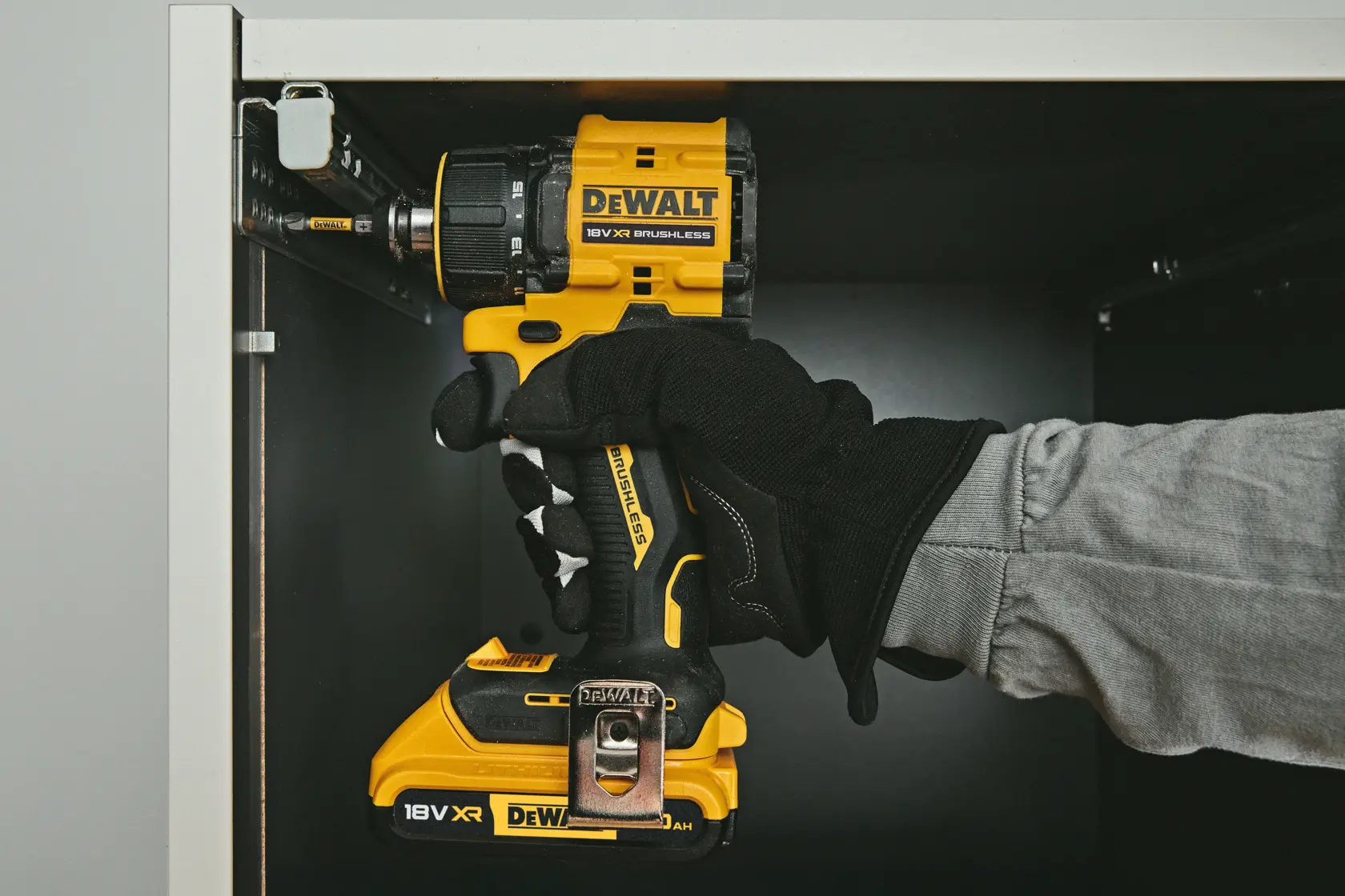 DEWALT-Bohrer DCD803NT-XJ, DCD803NT im Schrank. Kategorie Fotografie. Handschuh sichtbar.
