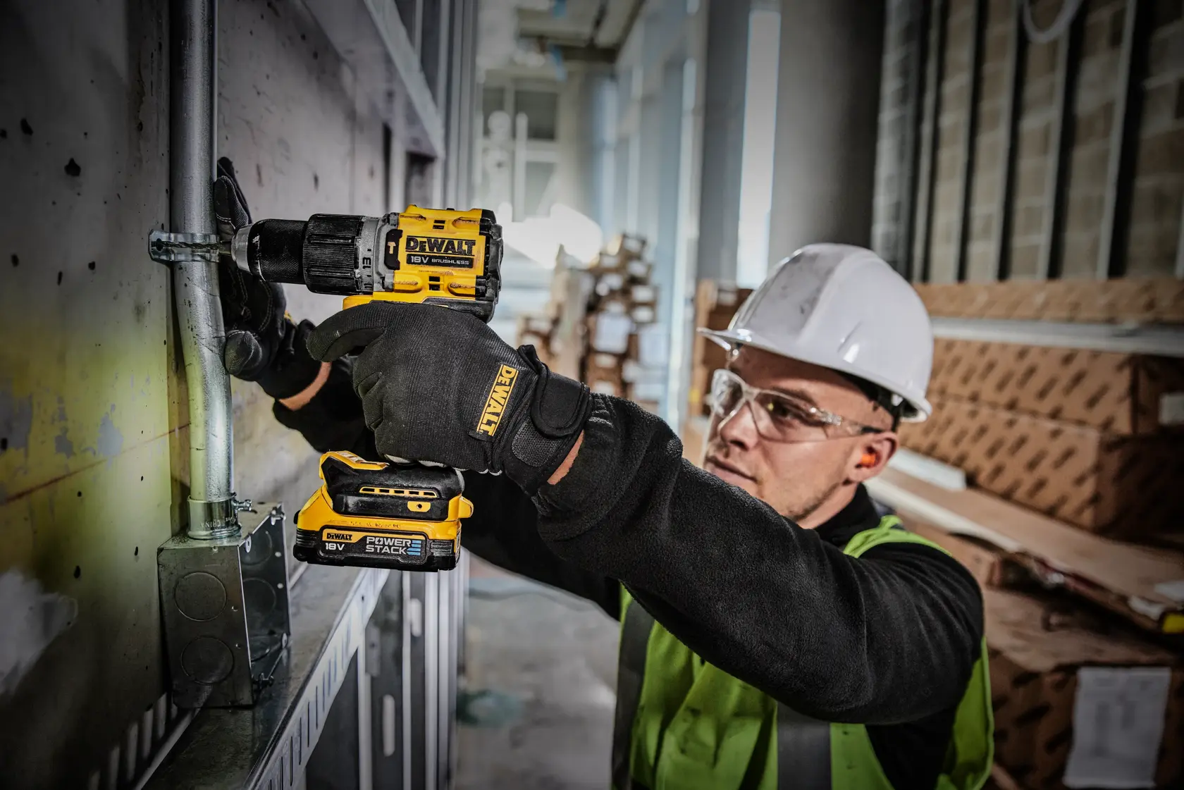 Kit DEWALT DCD805E2T que incluye un taladro inalámbrico, dos baterías Powerstack, un cargador multi-voltaje y un maletín TSTAK. Todos los artículos se muestran juntos con el logotipo DEWALT destacado.