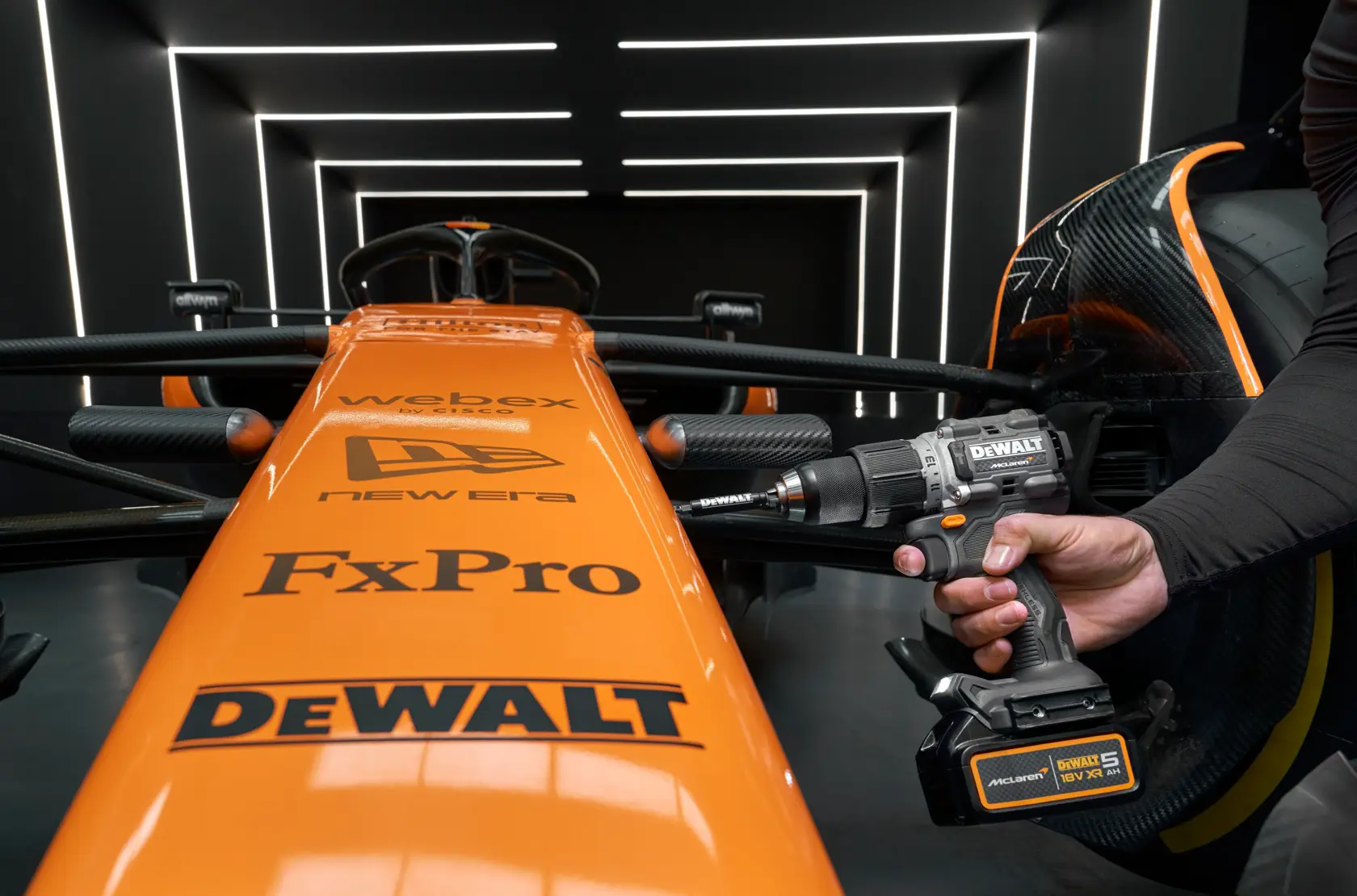 DEWALT x McLaren F1 Team 18V XR Brushless Κρουστικό Δραπανοκατσάβιδο - 2 x 5Ah