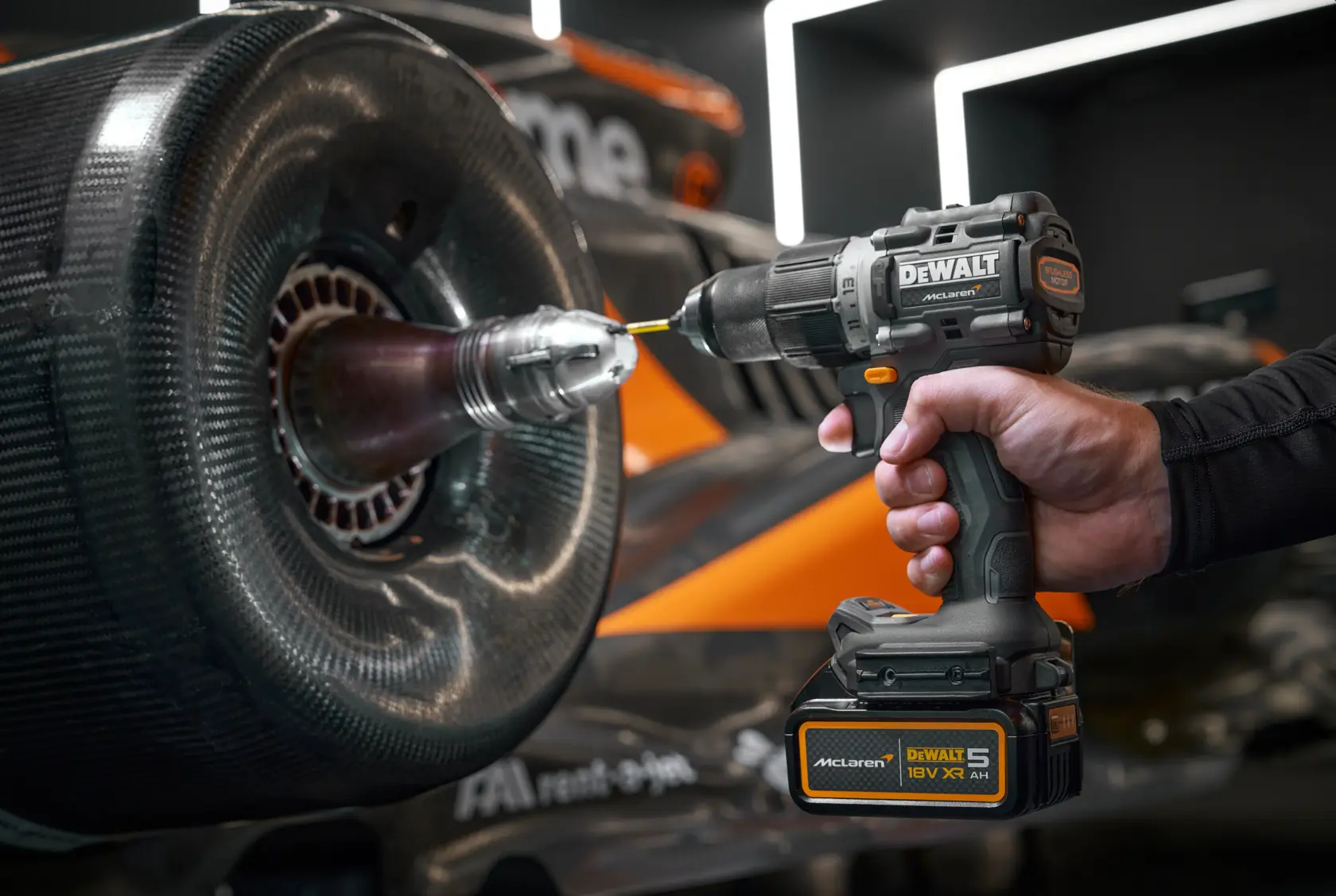 DEWALT x McLaren F1 Team 18V XR Brushless Κρουστικό Δραπανοκατσάβιδο - 2 x 5Ah