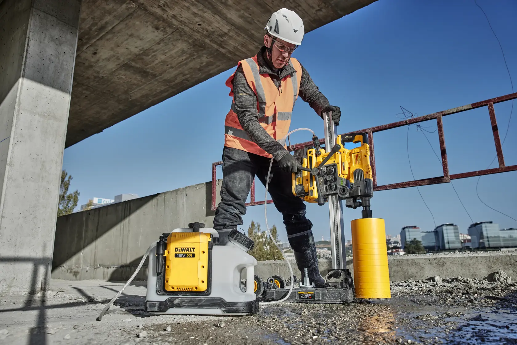 DEWALT DCE6820N, DCE6820N-XJ Bohrwerkzeug im Außeneinsatz Baustelle. Kategorie Fotografie.