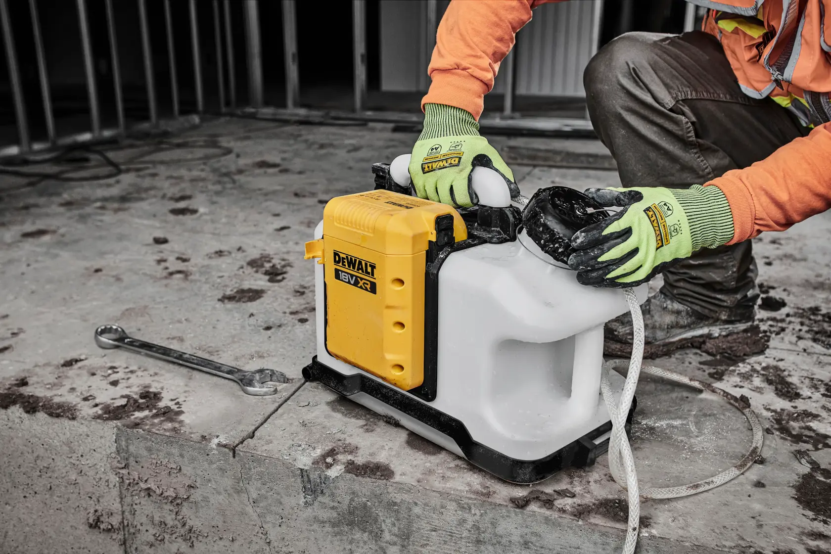 DEWALT DCE6820N, DCE6820N-XJ Fotoprodukt vor Ort, Arbeiter nutzt das Gerät.