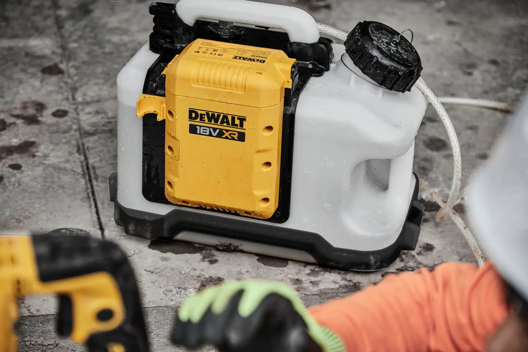 DEWALT Fotografieprodukt DCE6820N, DCE6820N-XJ vor Ort mit gelb-weißem Gehäuse.