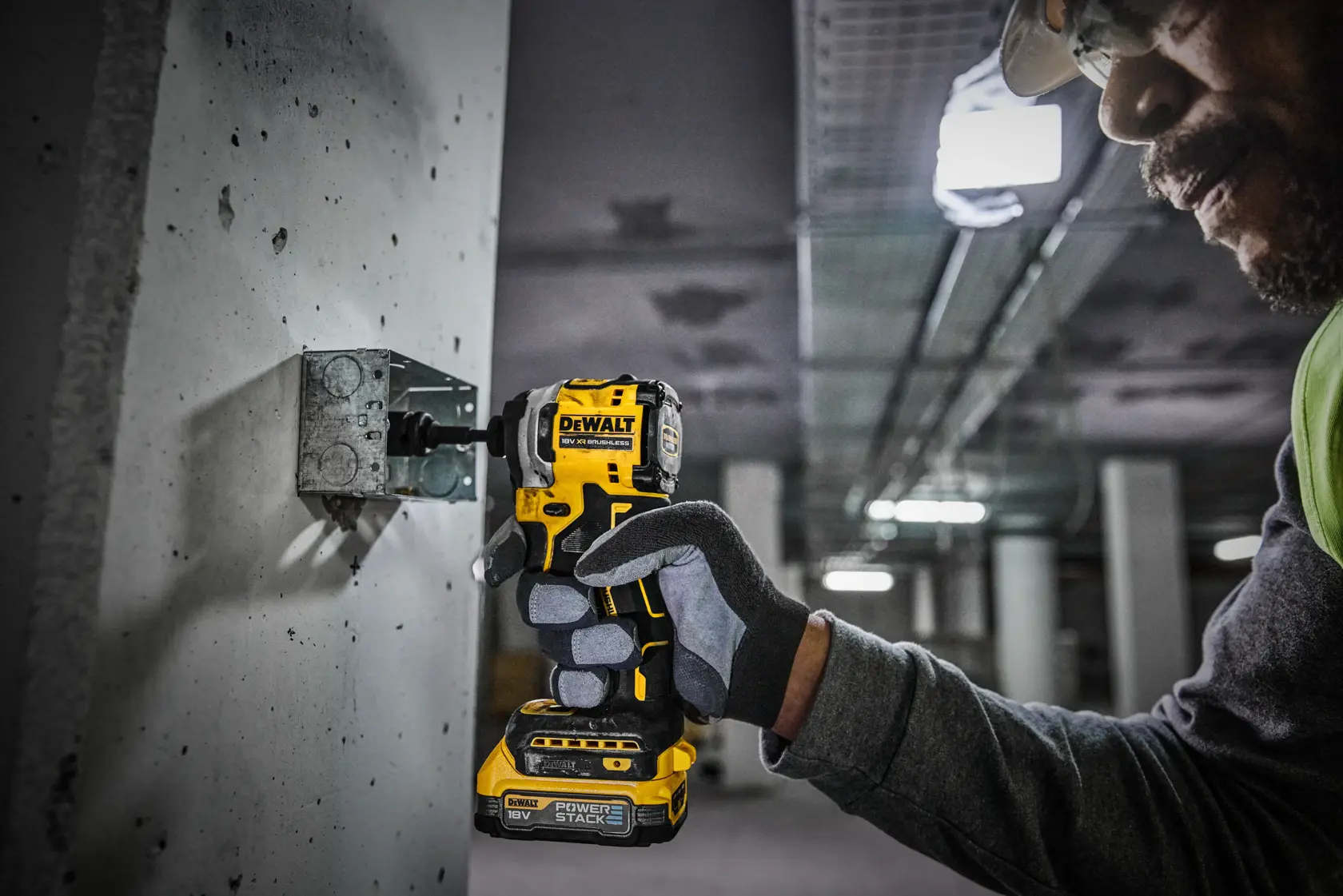 Se muestra un atornillador de impacto DEWALT DCF850E2T 18V XR Brushless, con especificaciones destacadas en español. Las características incluyen: par máximo de 205 Nm, motor sin escobillas de alto rendimiento, cuerpo ultracompacto de 100 mm y luz de trabajo de 3 LED. La batería de ion-litio POWERSTACK es visible en la base y los logotipos de la marca se ven en la parte superior.