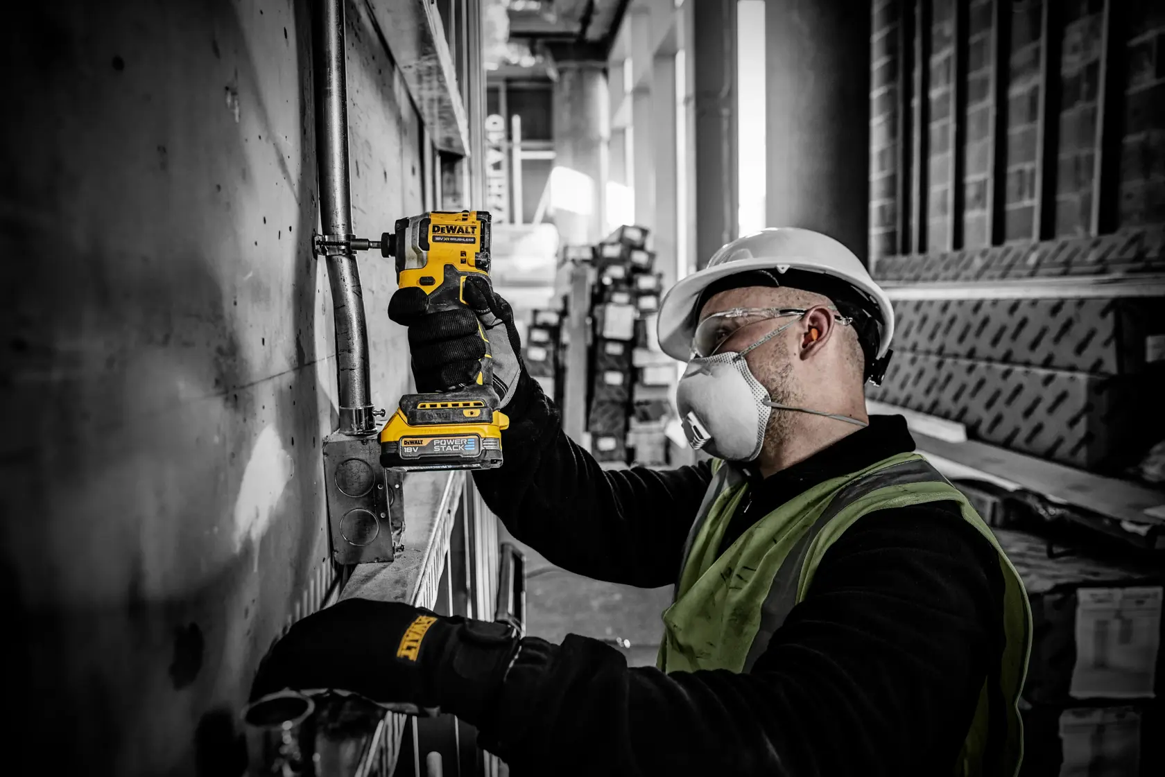 Primer plano de una batería compacta DEWALT XR 18V Powerstack de ion-litio con líneas azules dinámicas en el fondo. El texto destaca la batería como revolucionaria y menciona que DEWALT es la primera marca de herramientas eléctricas del mundo en usar baterías con celdas apiladas en bolsas diseñadas para la industria de la construcción.