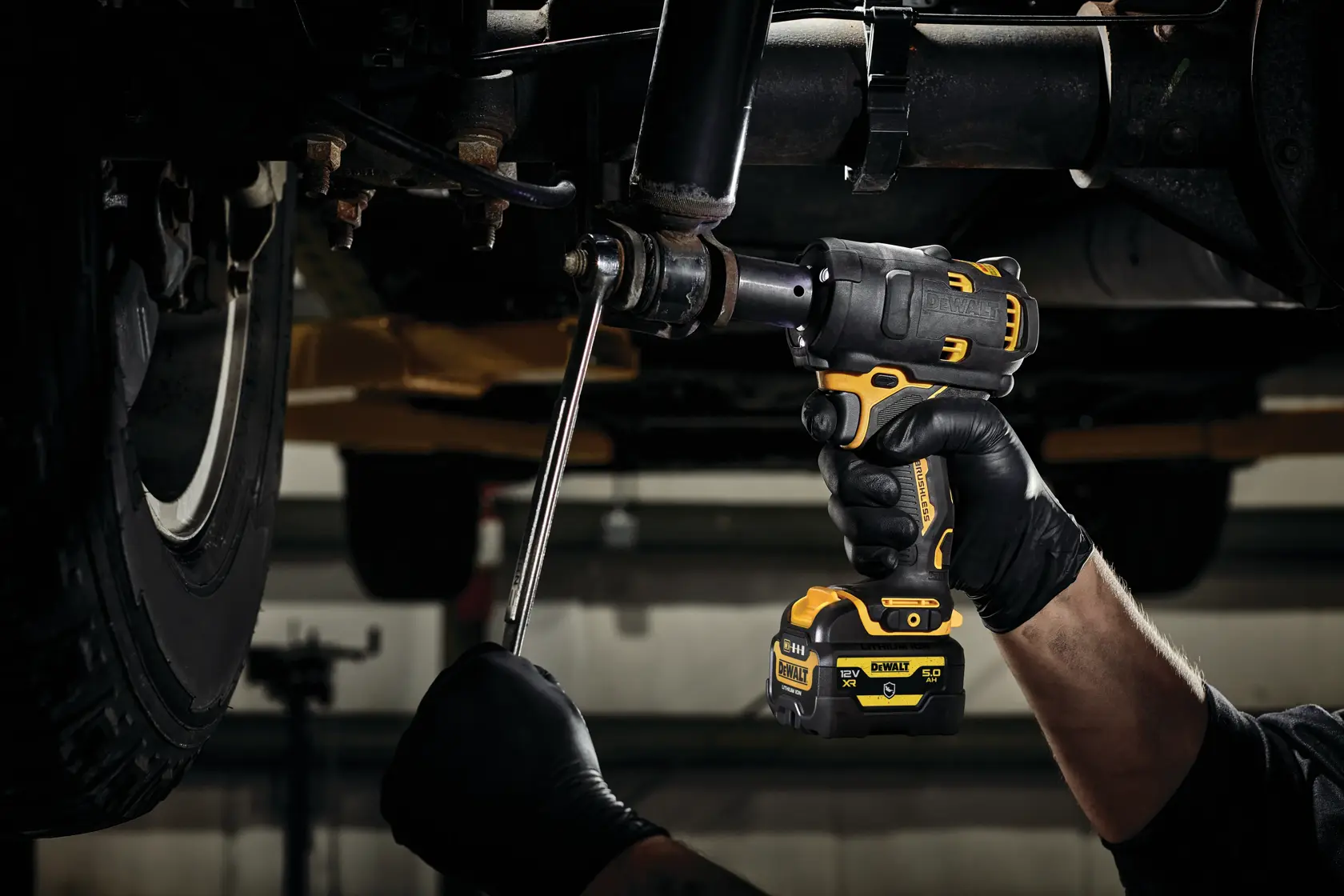 DEWALT DCF901P1G-QW, DCF901P1G Schlagschrauber unter Fahrzeug genutzt. Foto für KFZ-Arbeiten.