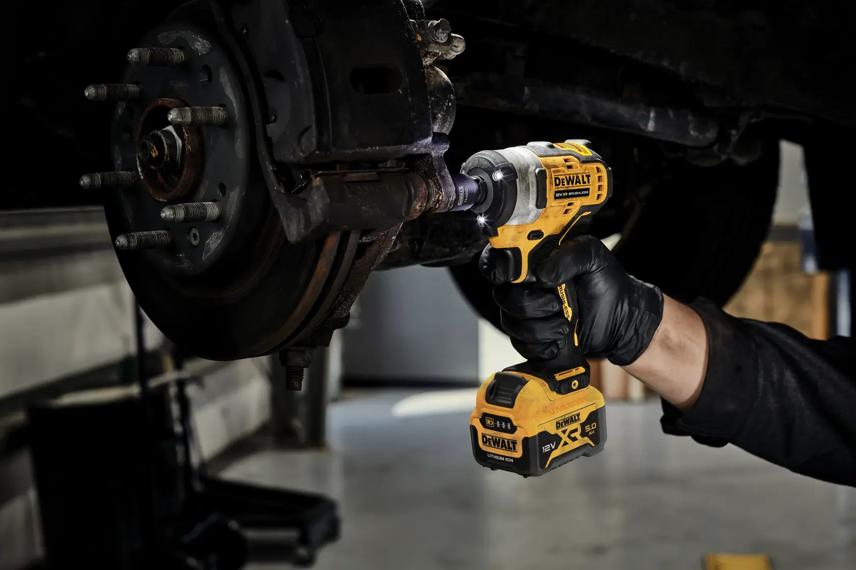 DEWALT DCF901P2 und DCF901P2-QW Schlagschrauber am Auto-Bremse im Einsatz. Fotografieprodukt.