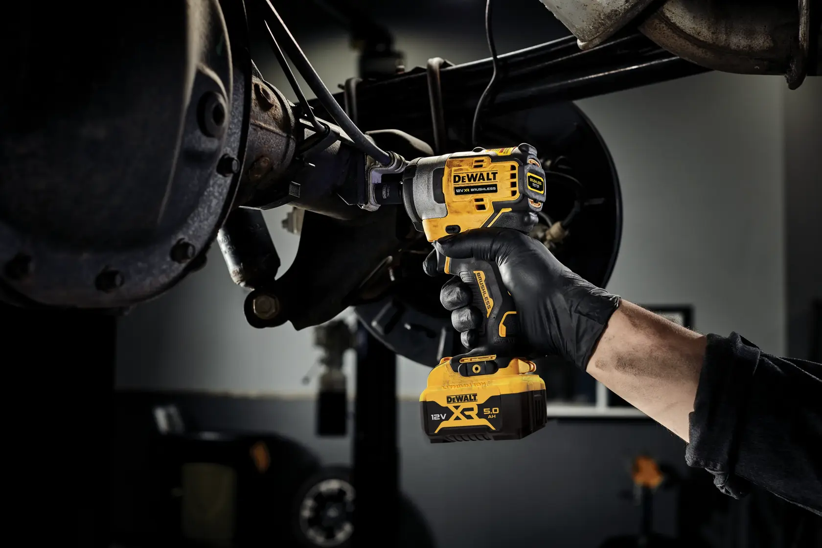 DEWALT DCF901P2, DCF901P2-QW Schlagschrauber bei Kfz-Arbeiten. Produktkategorie Fotografie.