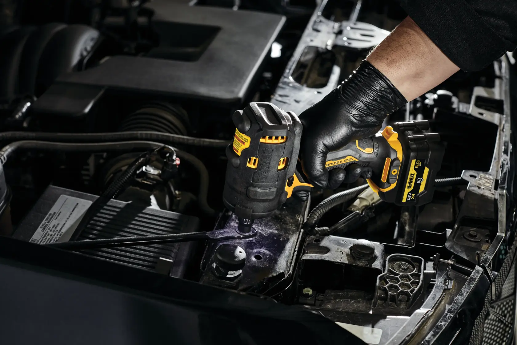 DEWALT DCF903P1G, DCF903P1G-QW Schlagschrauber am Auto-Motor. Produktkategorie Fotografie.