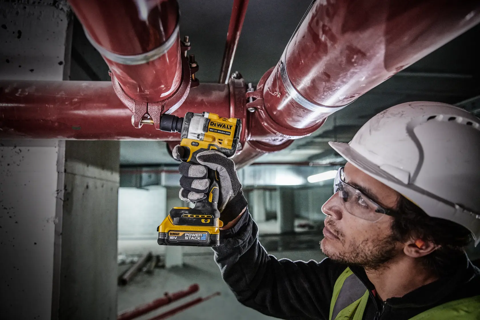 Imagen de una llave de impacto inalámbrica DEWALT de 18V, modelo DCF921E2T, con tecnología brushless XR y batería PowerStack. Se destacan un par máximo de 406 Nm, 4 modos de uso, luz de trabajo LED integrada y un cuerpo compacto de 125 mm. La herramienta es negra y amarilla, con la marca visible.