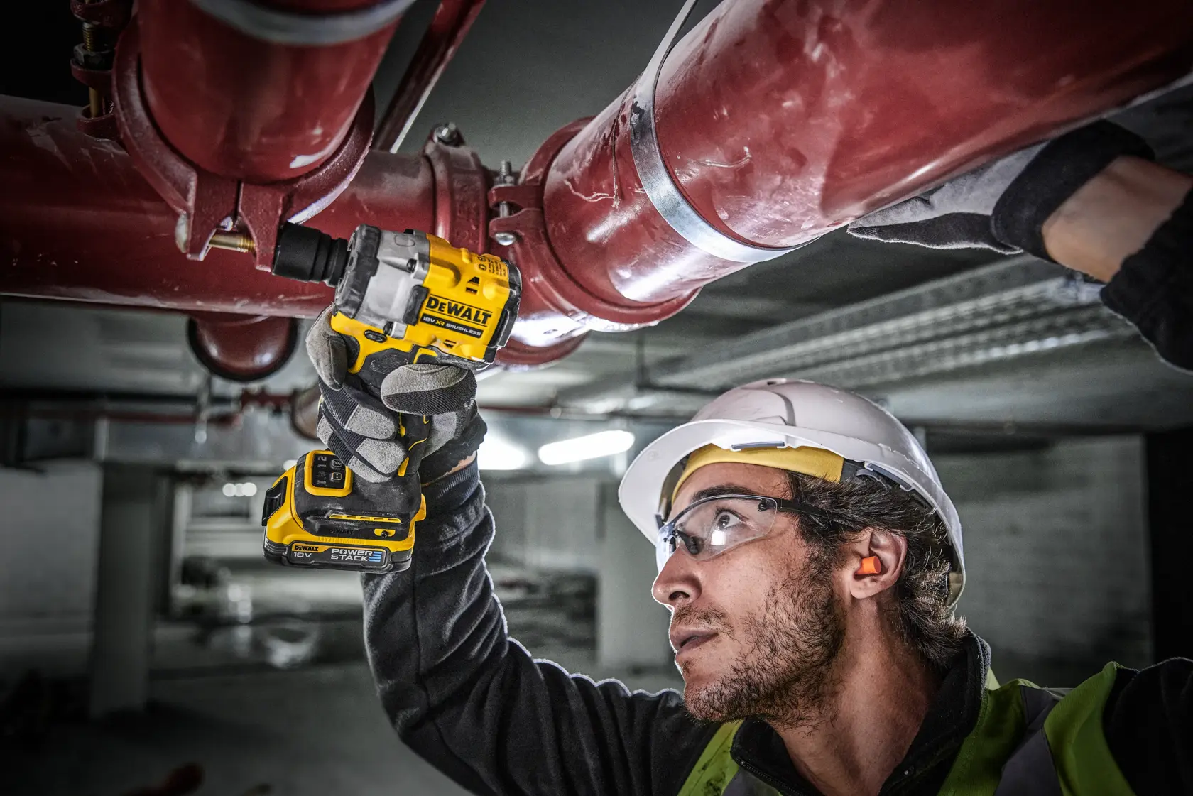 Juego DEWALT DCF921E2T que incluye una llave de impacto inalámbrica, dos baterías Powerstack de 18V, un cargador multi-voltaje y un resistente maletín TSTAK, todo mostrado junto.