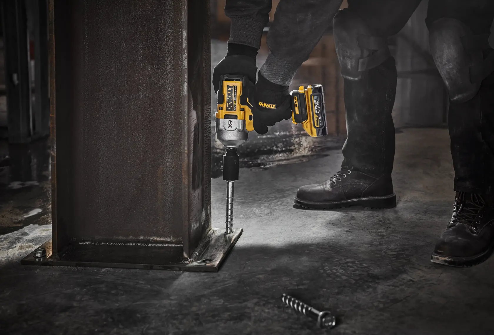 Persona usa llave de impacto inalámbrica DEWALT DCF961H2T para fijar perno en columna de acero.
