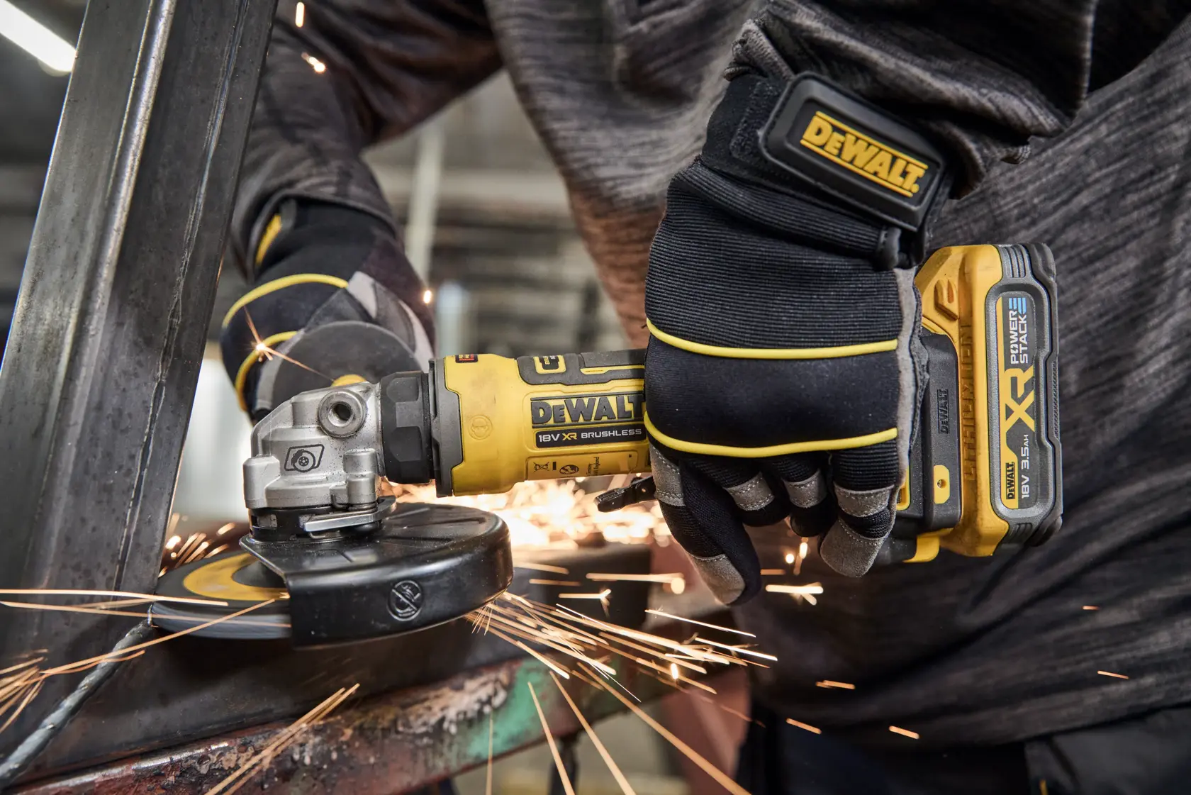 Persona usa amoladora angular inalámbrica DEWALT en metal, saltan chispas.