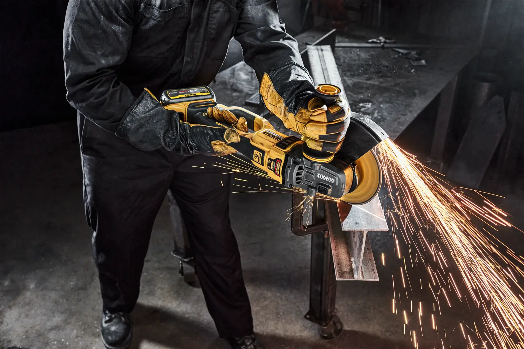 Persona usa una amoladora DEWALT y genera chispas al cortar metal en un taller industrial.
