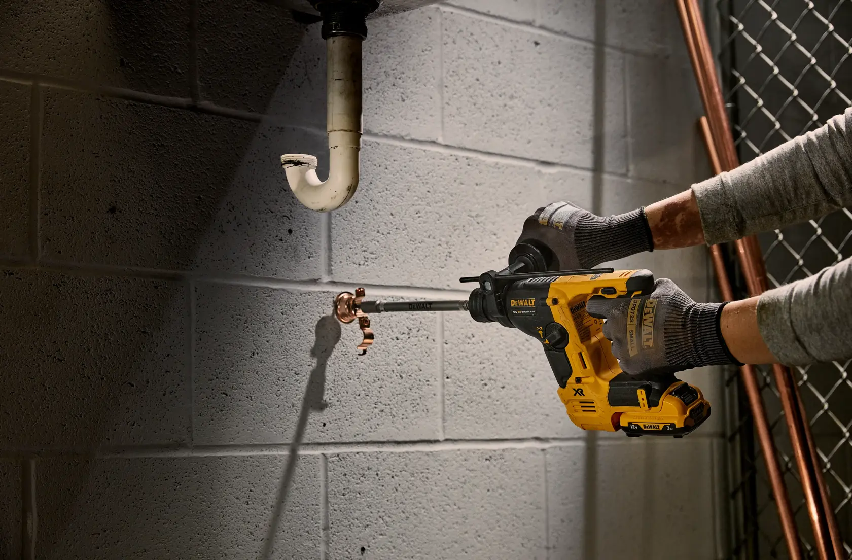 Kit de marteau perforateur sans fil DEWALT avec une mallette de transport noir et jaune, deux batteries et une station de charge.