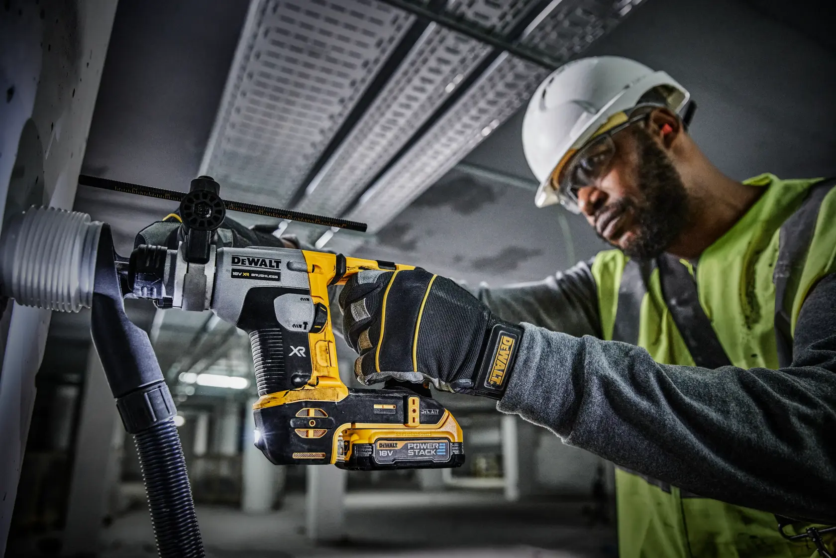 Martillo rotativo DEWALT 18V XR sin escobillas con batería PowerStack, mostrando el control activo de vibración, motor sin escobillas, interruptor de selección de modo y diseño compacto mediante textos destacados en español.