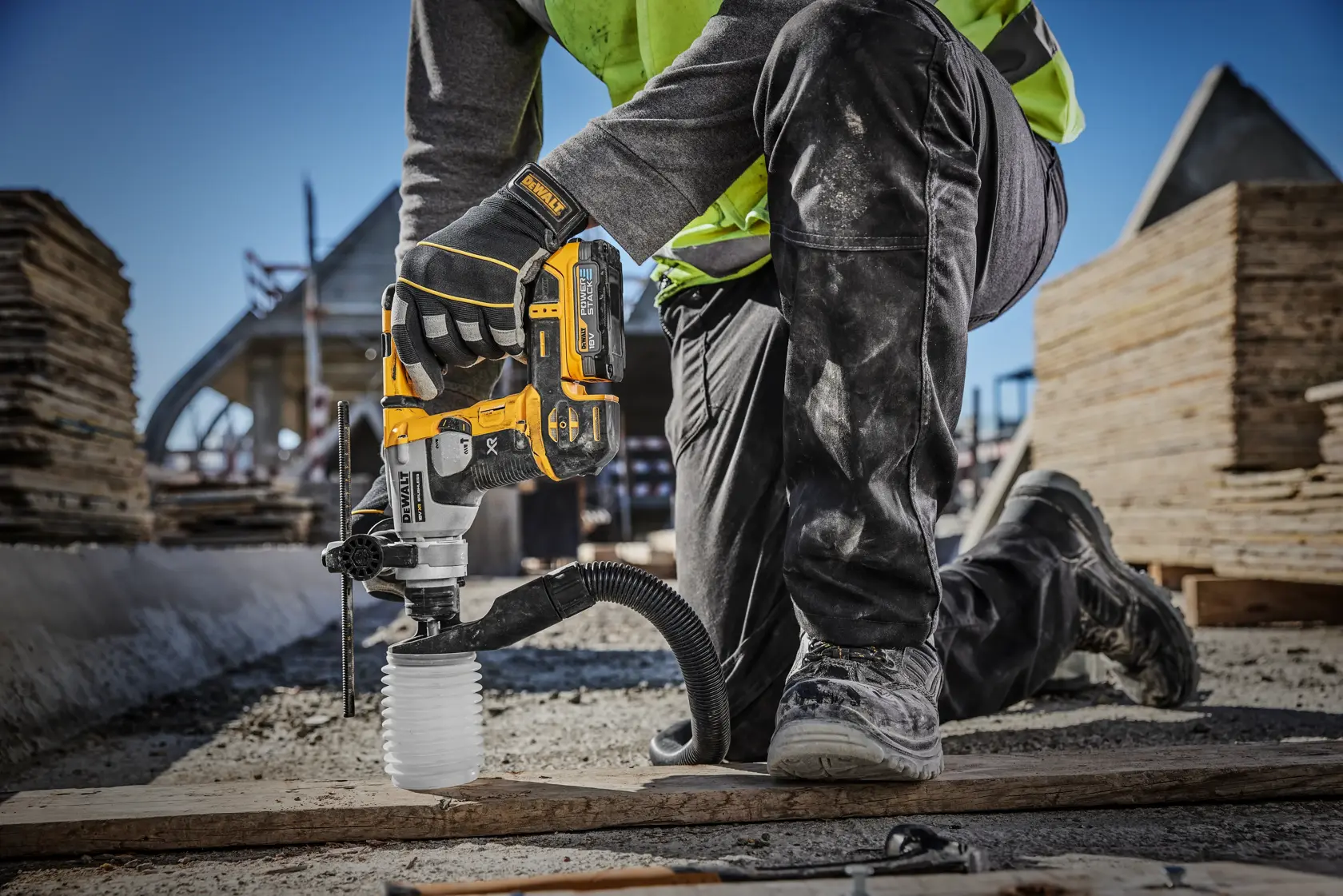 Set de martillo rotativo DEWALT DCH172E2T, que incluye la herramienta, dos baterías Powerstack, un cargador multi-voltaje y un maletín TSTAK negro y amarillo. Los artículos se muestran juntos con un gráfico informativo de producto en español arriba.