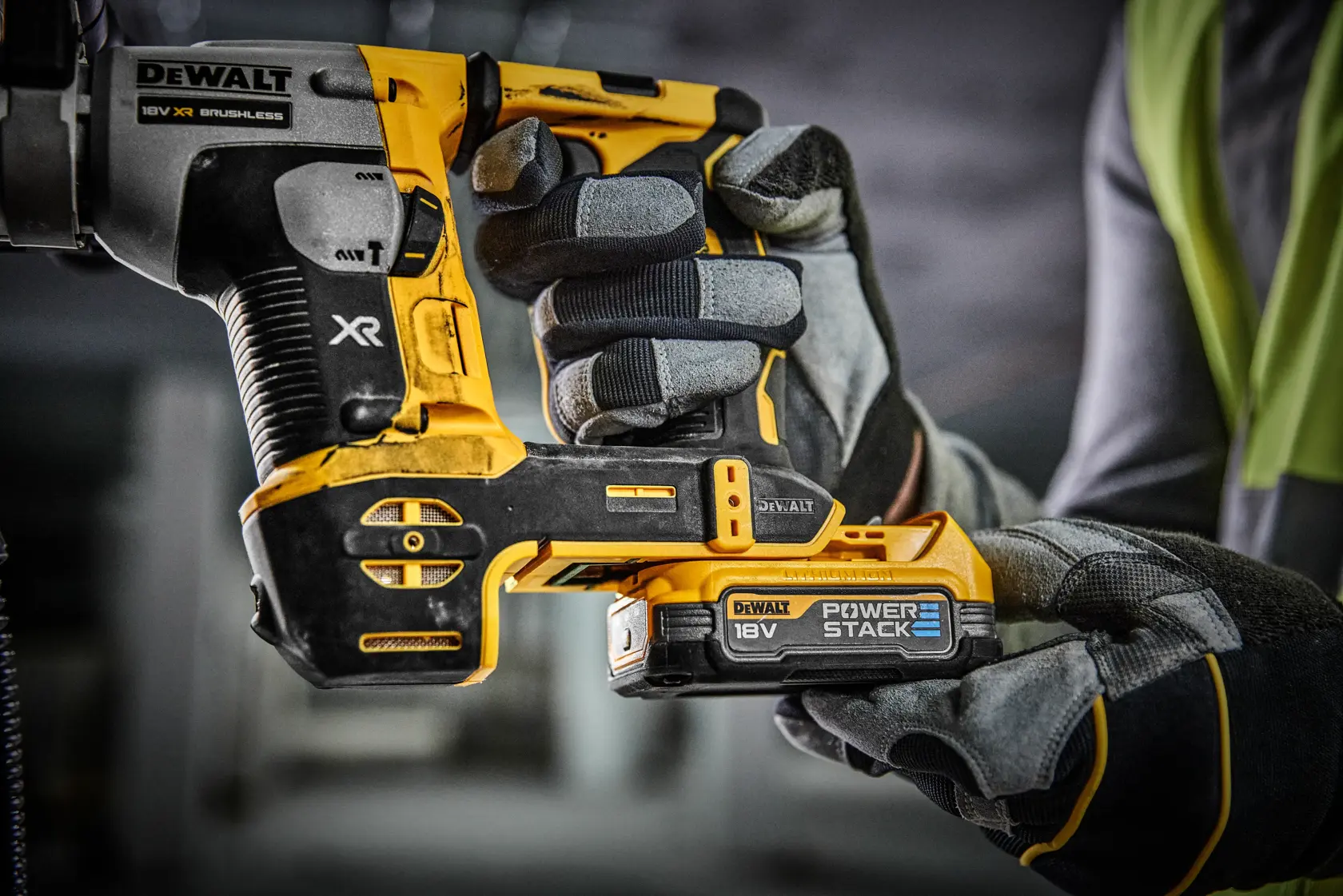 Imagen de una batería compacta DEWALT XR Powerstack 18V de litio, en colores amarillo y negro, promovida como una batería revolucionaria para herramientas de construcción. El texto destaca a DEWALT como la primera marca de herramientas eléctricas en utilizar baterías con celdas apiladas en bolsas diseñadas para la industria de la construcción.
