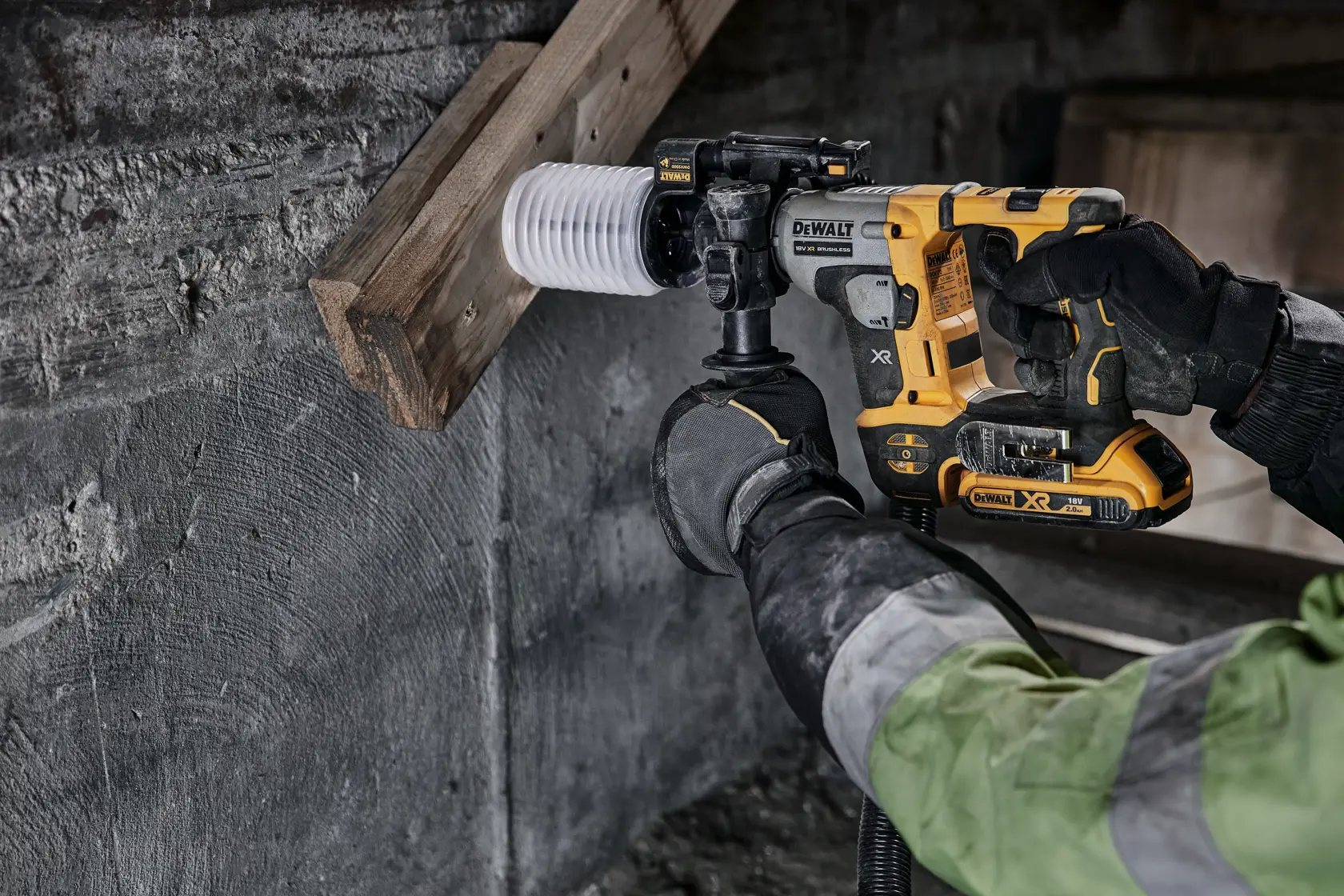 DEWALT DCH172NT-XJ, DCH172NT usado por trabajador perforando madera y concreto. Categoría fotografía.