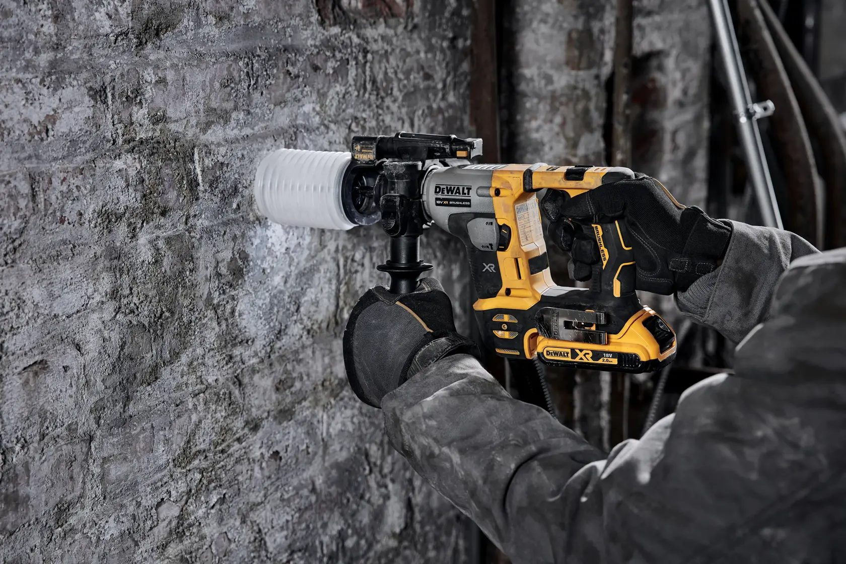 DEWALT DCH172NT-XJ, DCH172NT usado con guantes perforando pared. Imagen de producto fotografía.