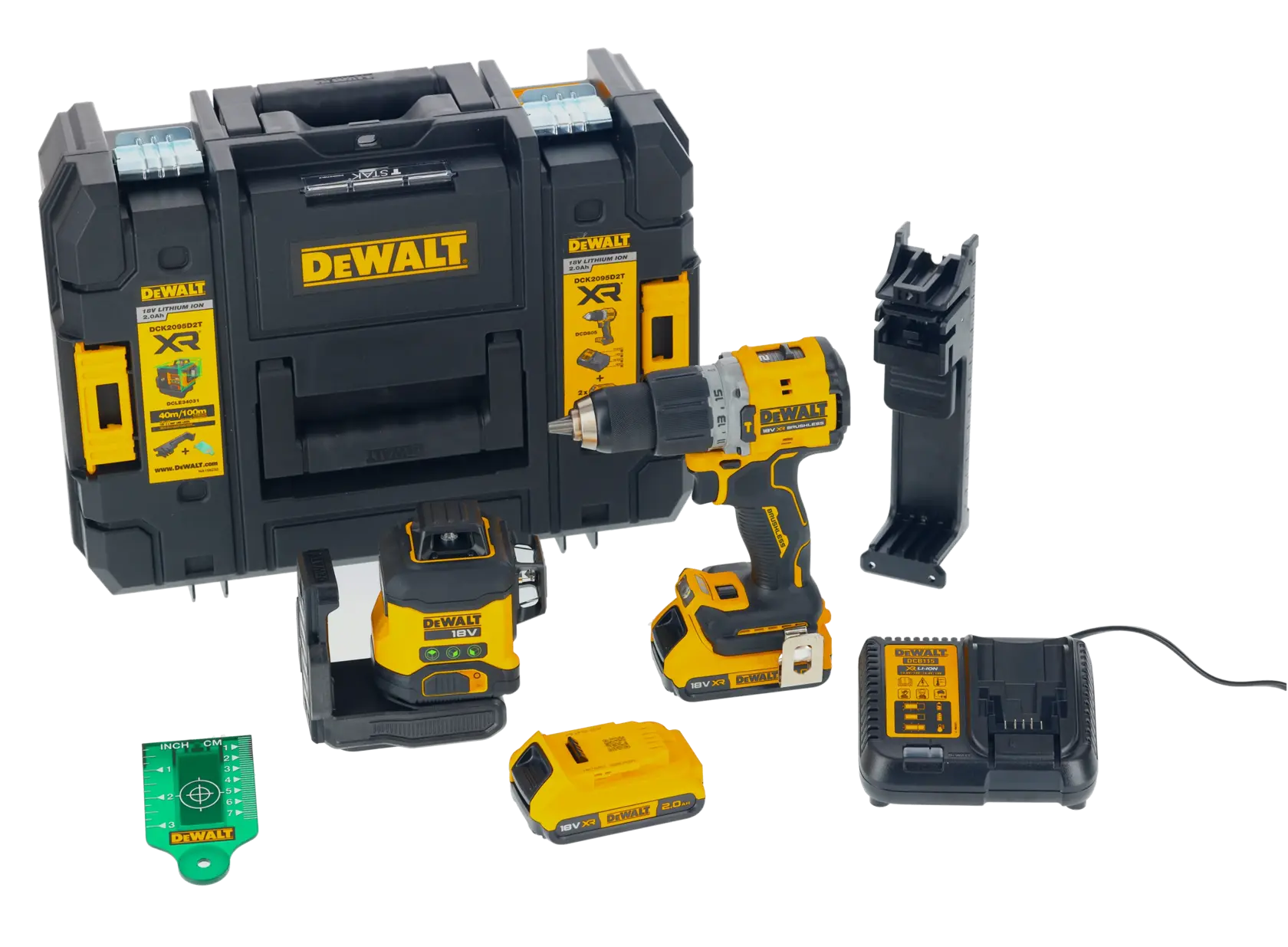 Kit de herramientas DEWALT con maletín de transporte, taladro inalámbrico, nivel láser, cargador de batería, dos baterías, soporte de montaje y una tarjeta de medición verde, todo expuesto sobre un fondo blanco.