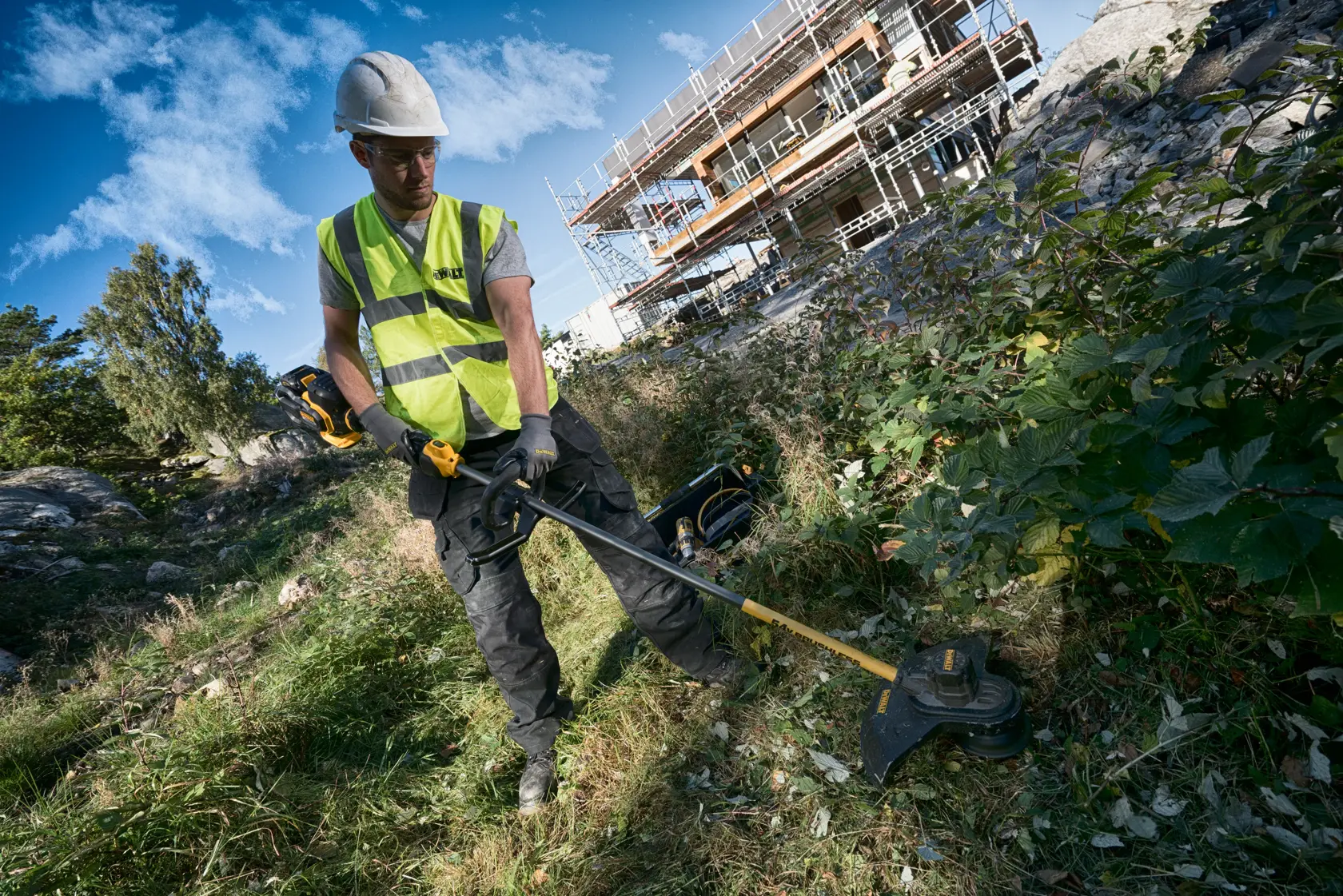 DEWALT 54V XR FLEXVOLT® Χορτοκοπτικό με Μεσινέζα 38mm και Θαμνοκοπτικό - 1 x 9 Ah