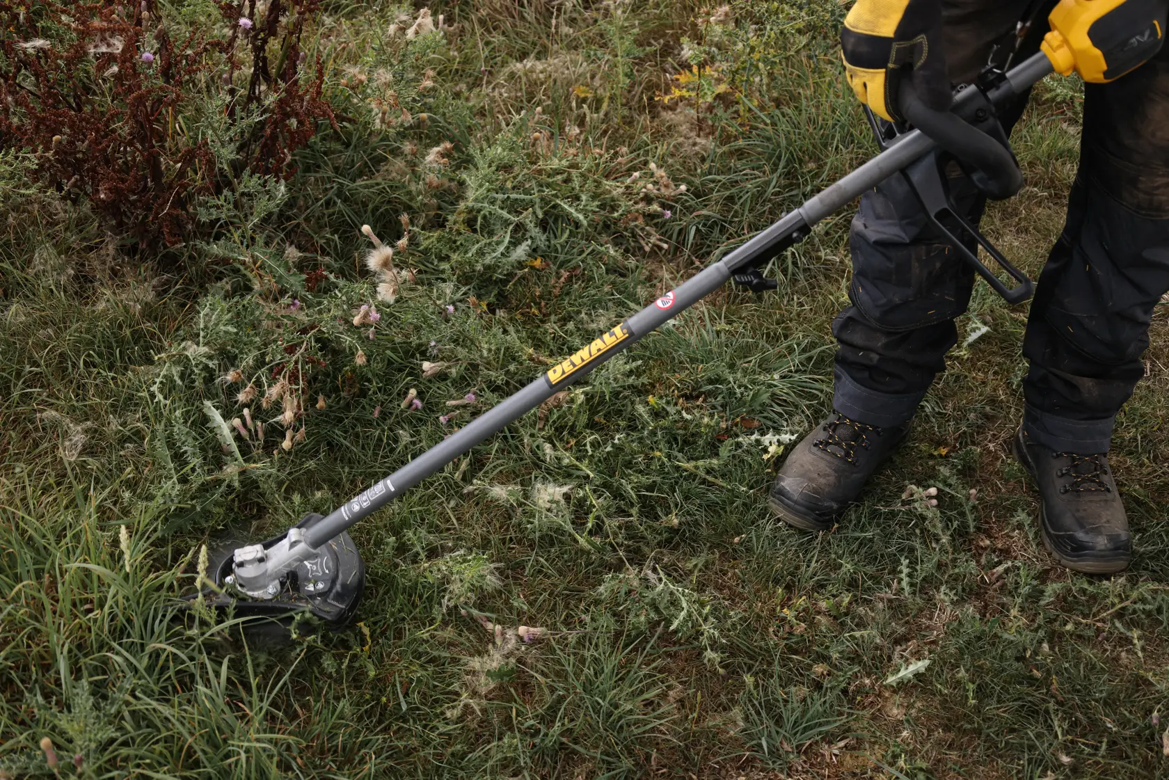 Herramienta de jardín DEWALT en uso. SKU: DCMASED57X1, DCMASED9N, DCMASPH6N, DCMASPS5N, DCMASST1N, DCMASBC1N, DCMAS5713X1