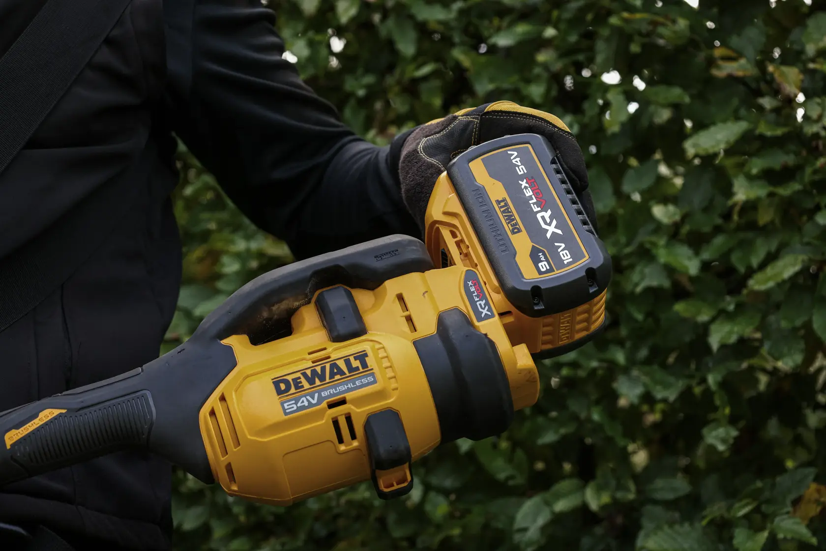Herramienta DEWALT usada afuera. SKUs: DCMASPH6N, DCZ65713X1-XE, DCMASPH6N-XJ. Categoría fotografía.