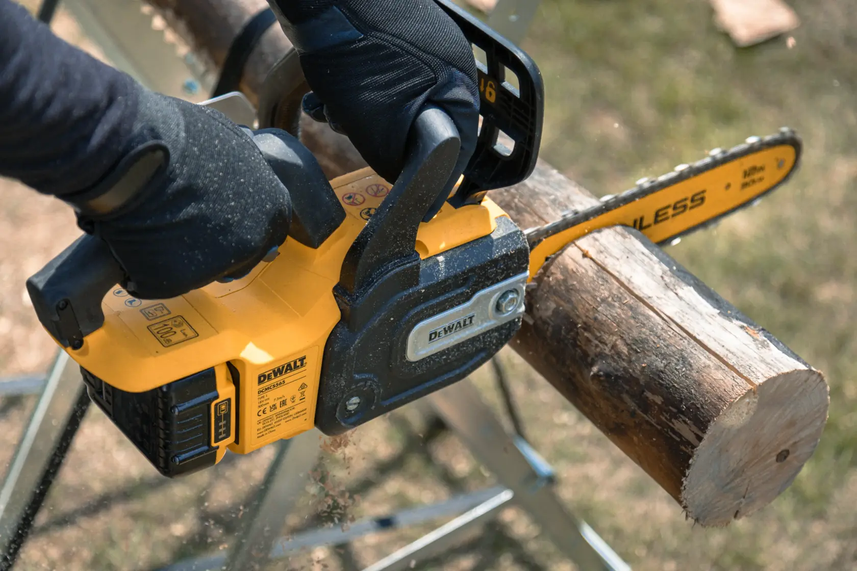 DEWALT Kettensäge schneidet Holz. SKUs: DCMCS565P1-QW, DCMCS565N, DCMCS565P1, DCMCS565N-XJ. Fotografie.