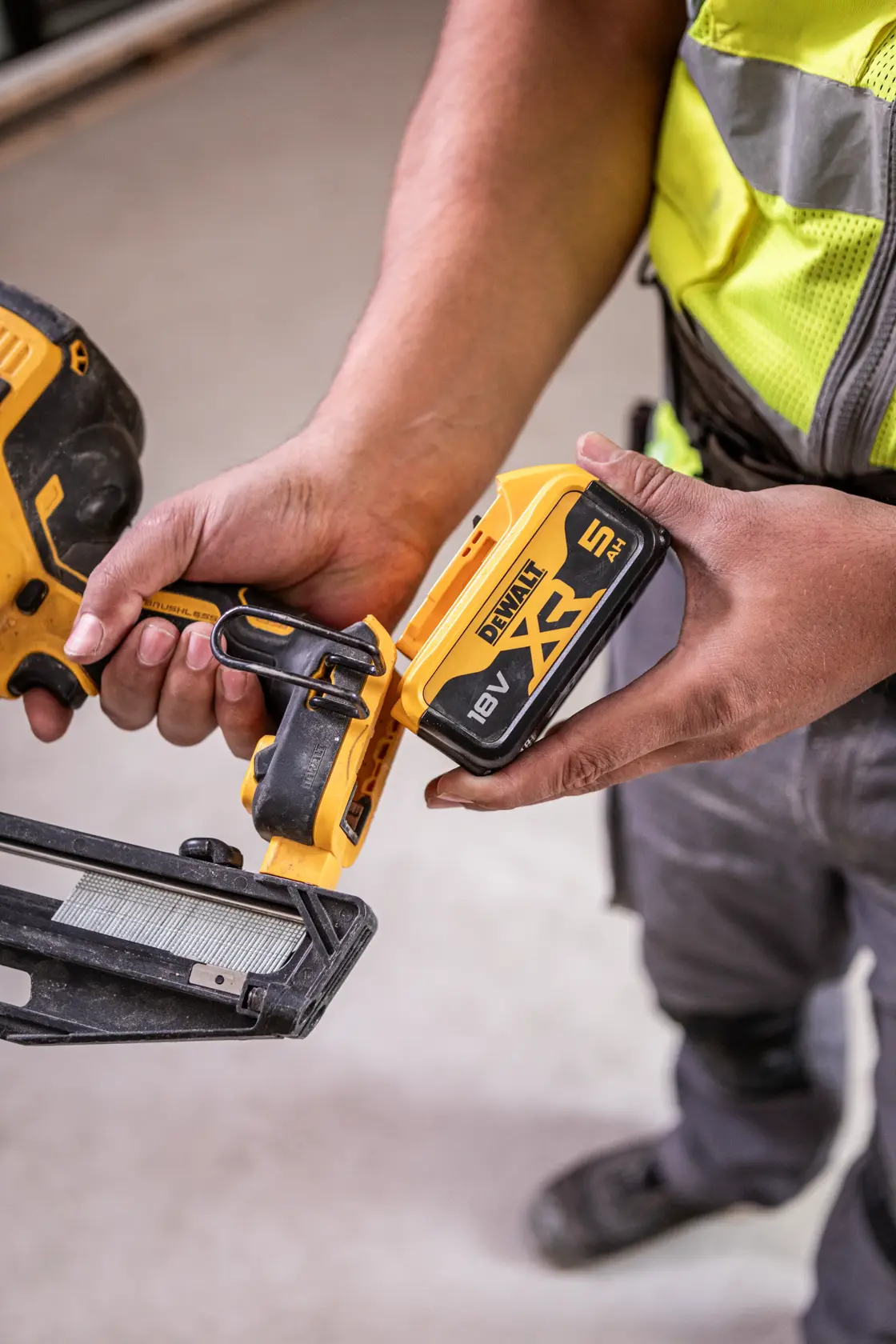 18V XR Li-Ion Brushless 16Ga ΚΑΡΦΩΤΙΚΟ - ΧΩΡΙΣ ΜΠΑΤΑΡΙΑ ΦΟΡΤΙΣΤΗ