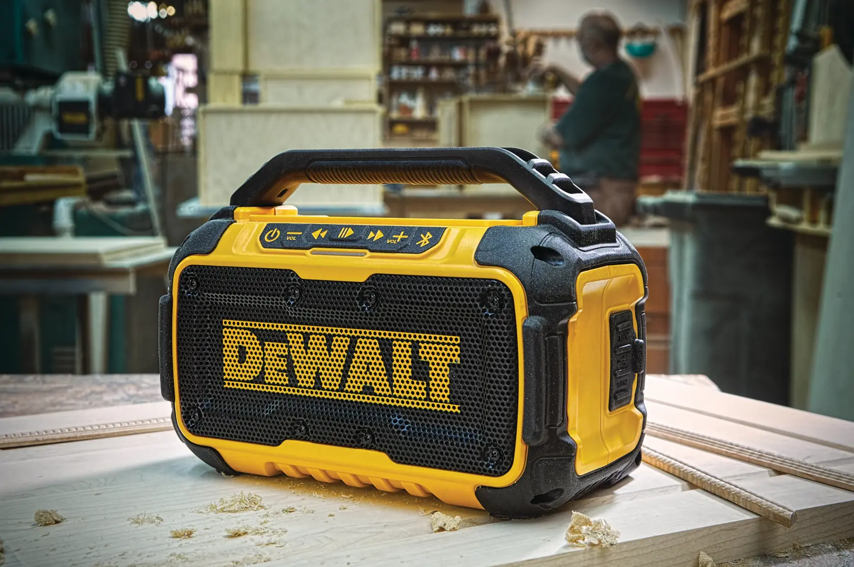 DEWALT Bluetooth-Lautsprecher auf einer Werkbank in einer Werkstatt.
