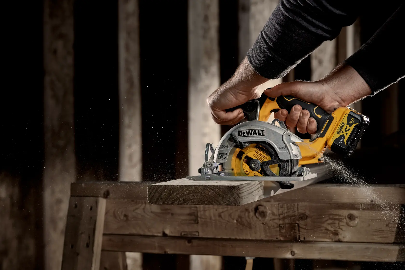DEWALT sierra circular DCS512P2-QW, DCS512P2 cortando madera. Categoría fotografía. Región EMEAANZ.