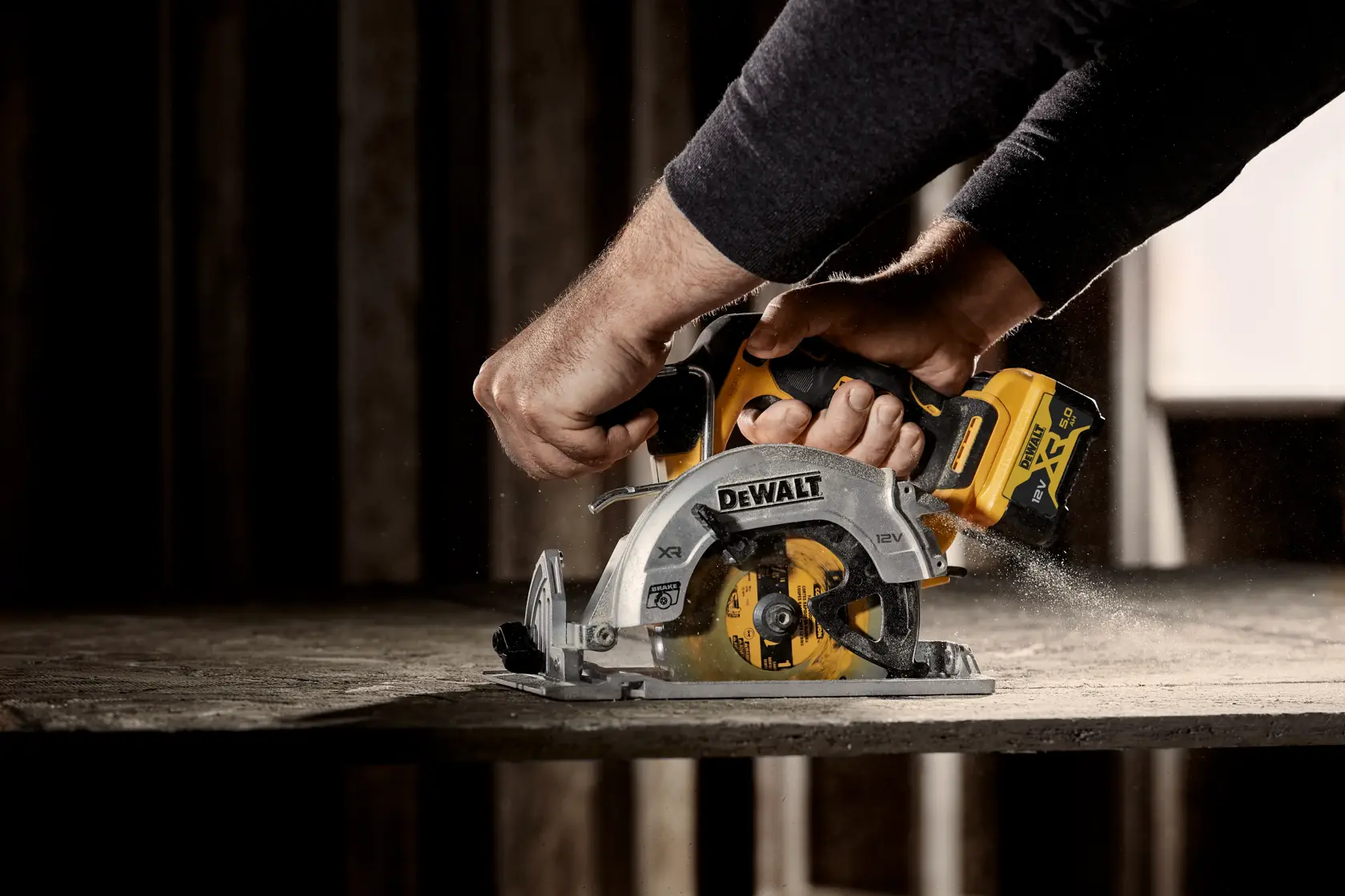 Sierra circular DEWALT en uso, DCS512P2-QW y DCS512P2, cortando madera en taller.