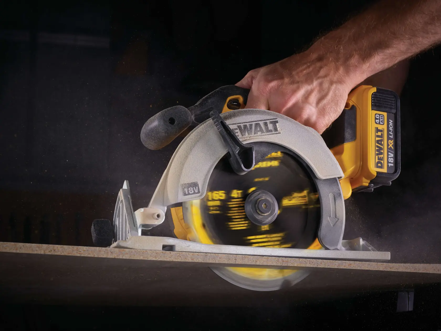 Sierra circular inalámbrica DEWALT en uso, cortando una tabla de madera en primer plano.