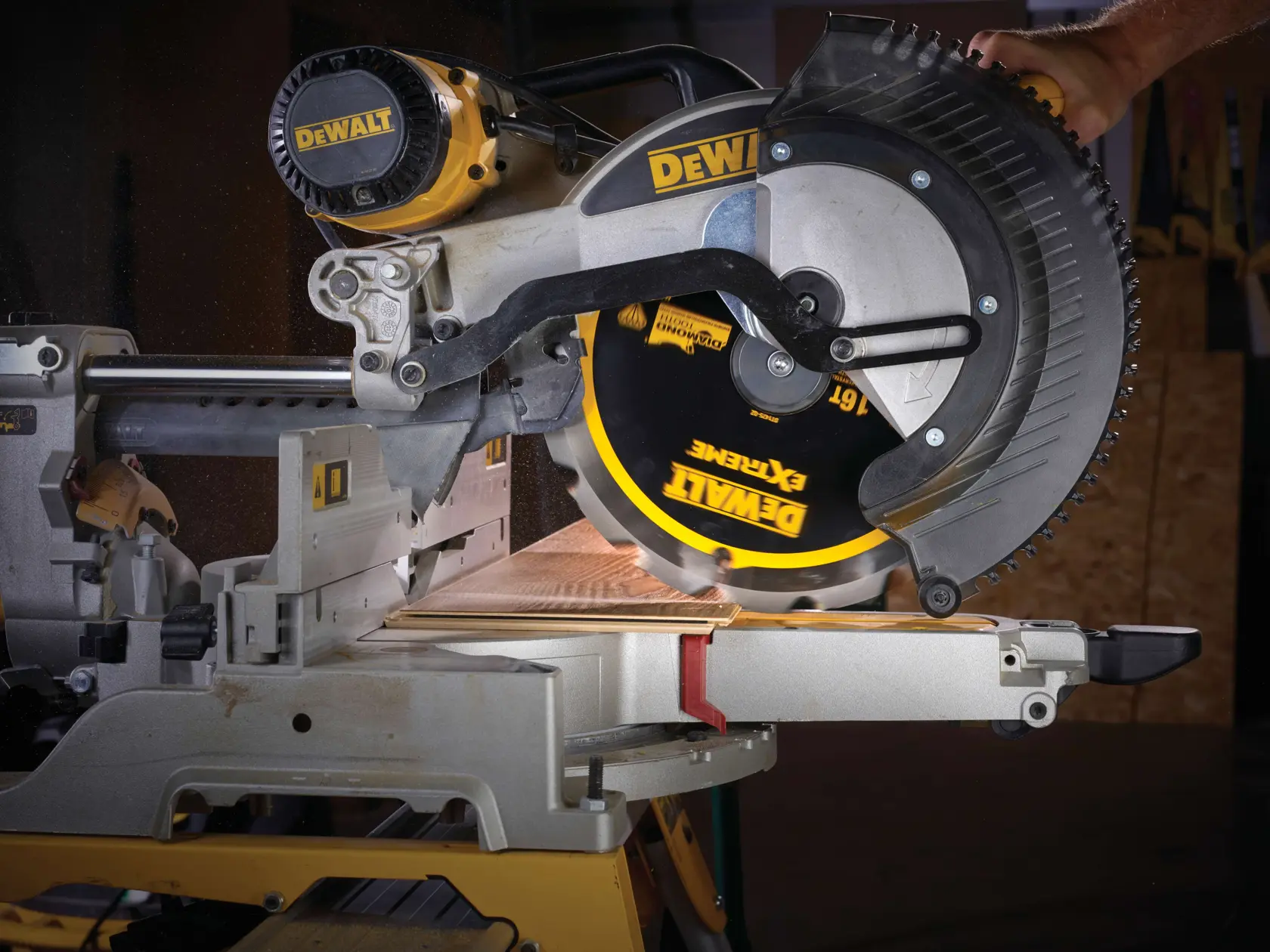 Sierra circular DEWALT cortando madera, vista de la hoja y área de trabajo en una ingletadora.