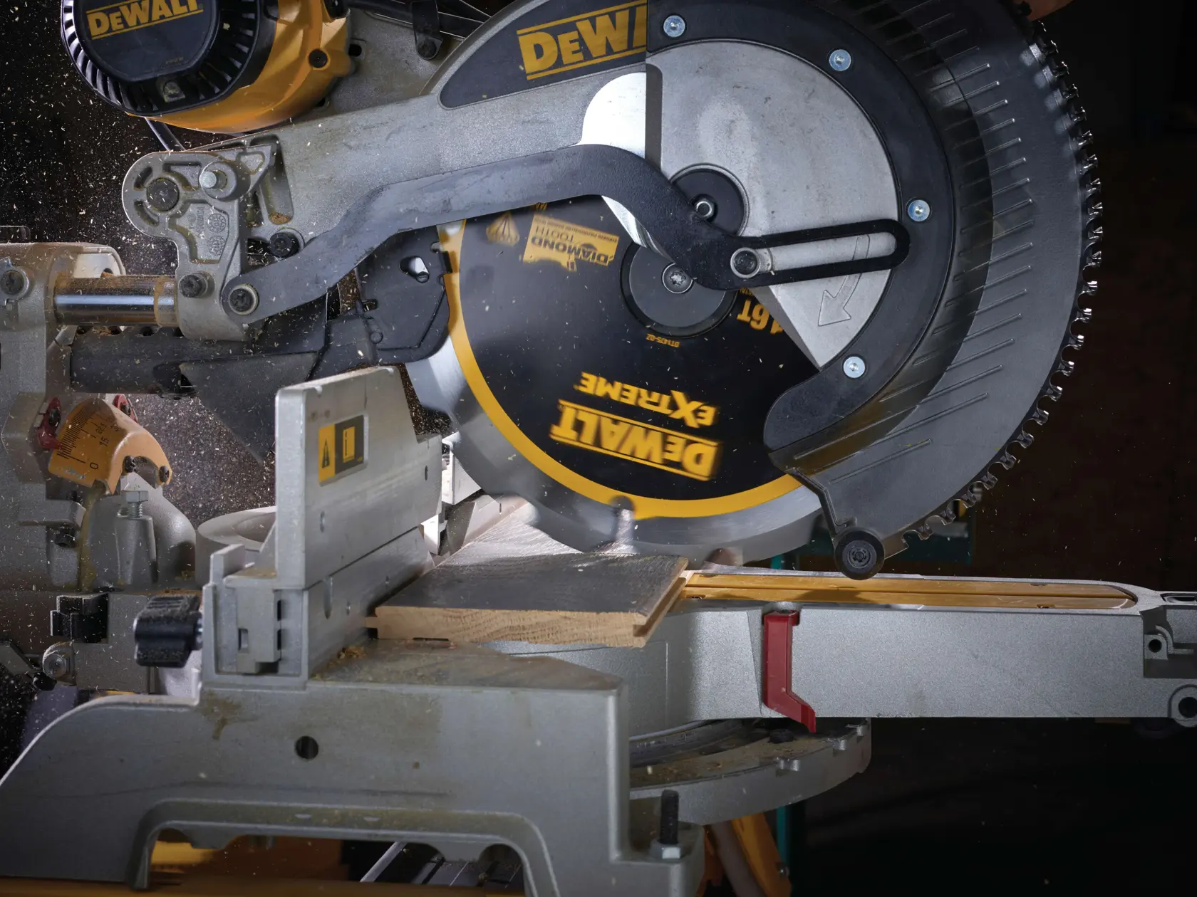 Sierra circular DEWALT cortando una tabla de madera en taller, aserrín volando.