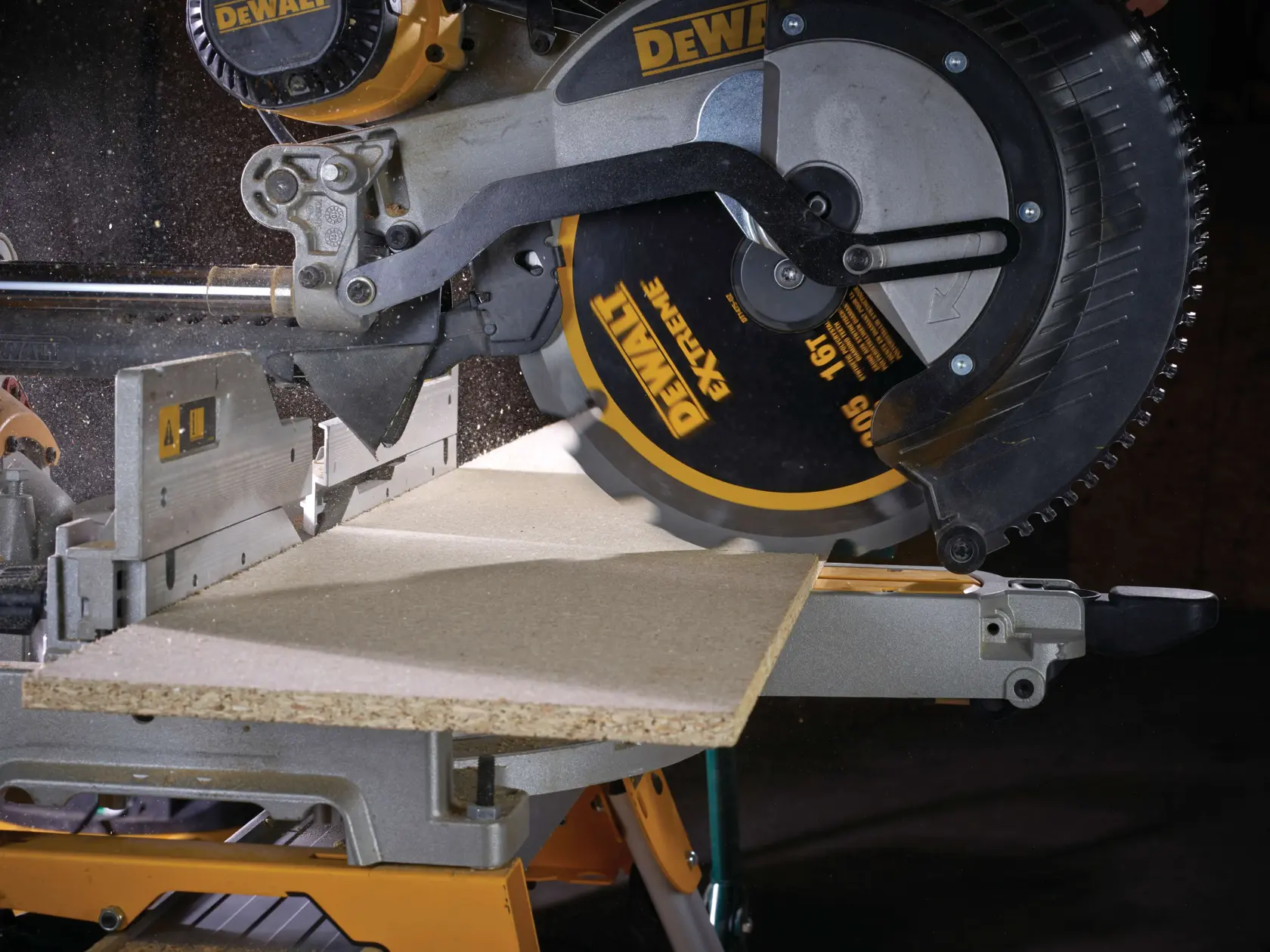 Sierra circular DEWALT corta madera en banco de trabajo, con aserrín visible.