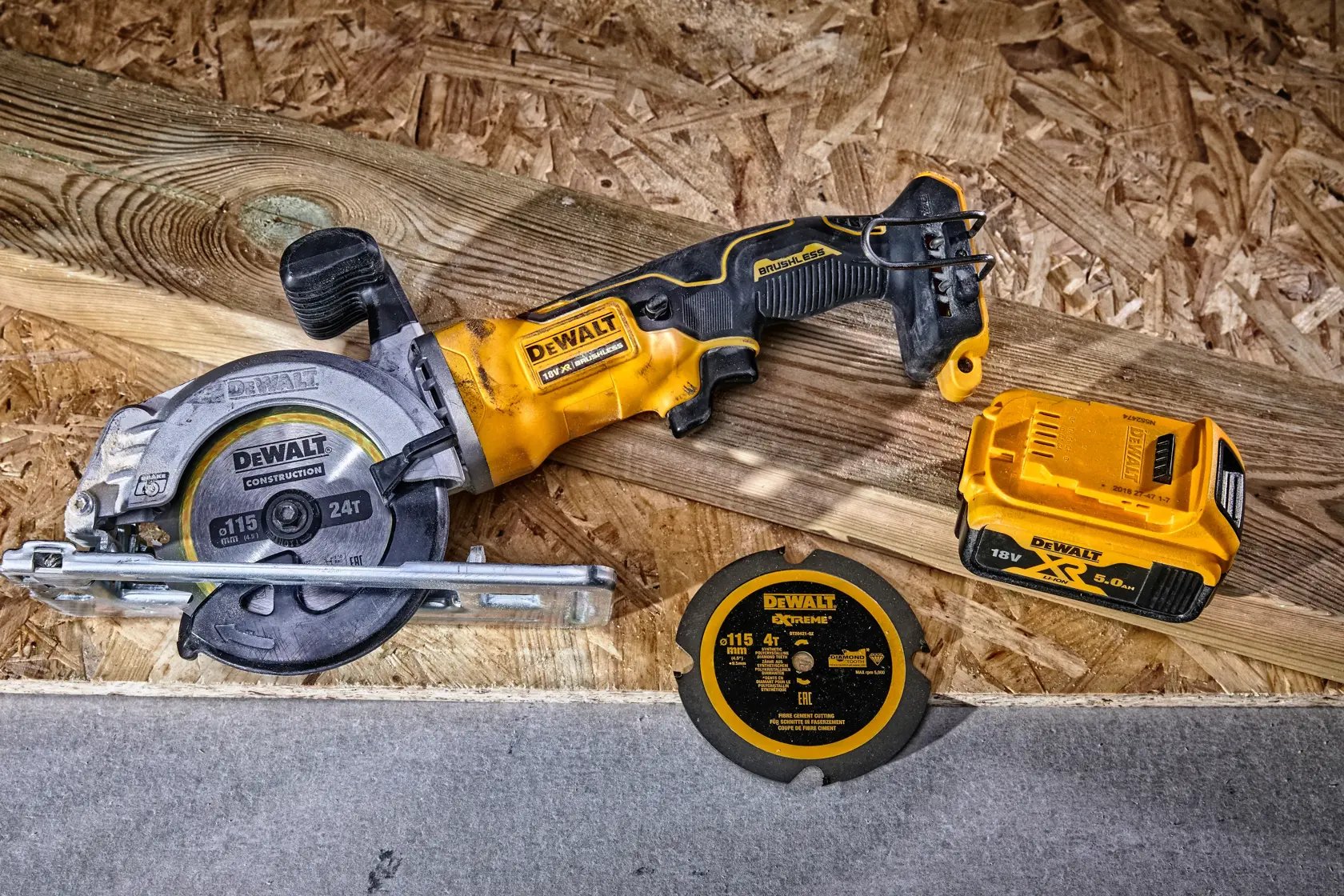 Sierra circular DEWALT, batería y disco extra sobre madera. Herramientas y accesorios de construcción.