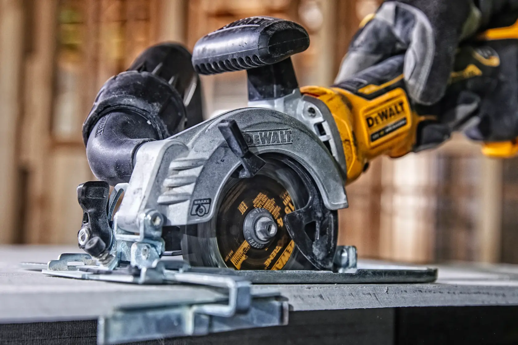 Sierra circular DEWALT cortando una tabla, operario con guantes, vista cercana de la herramienta y disco.