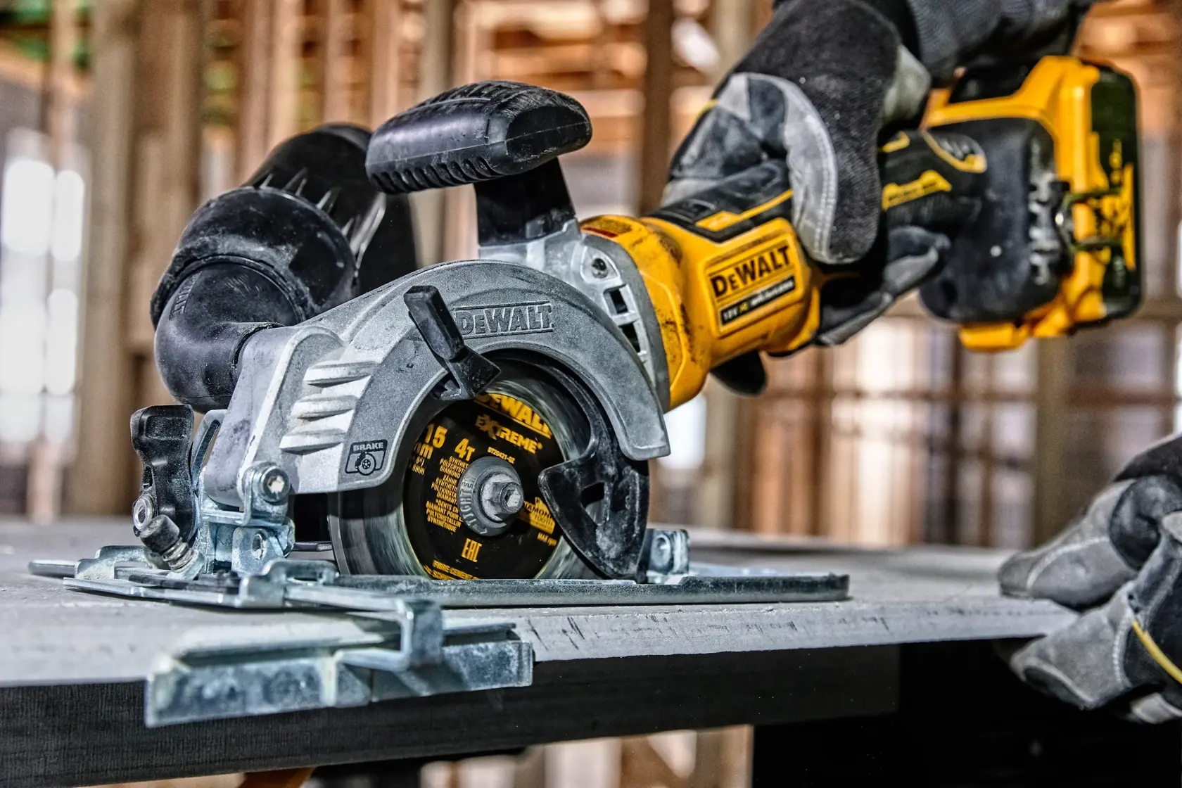 Primer plano de una sierra circular DEWALT cortando una tabla en una obra.