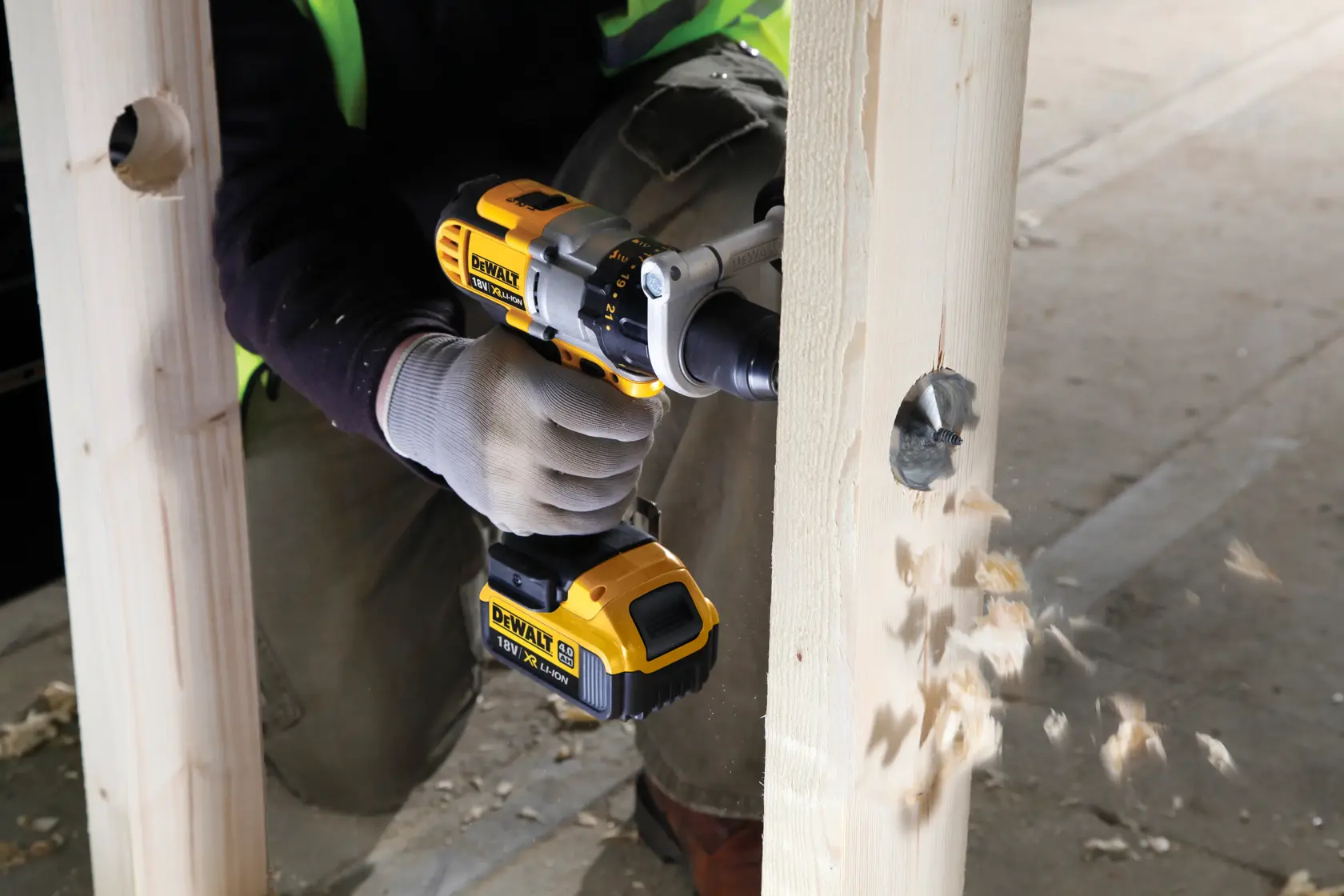 Ein DEWALT Holzbohrer mit Sechskantschaft und Schneidkanten, entwickelt zum Bohren von Löchern in Holz.