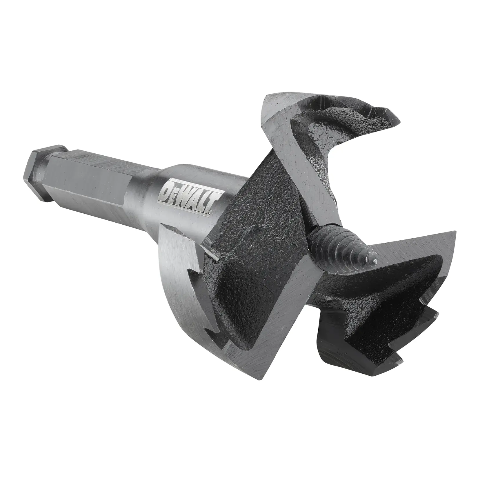 Primer plano de la broca DEWALT DT4582 perforando madera, sostenida por una mano enguantada.