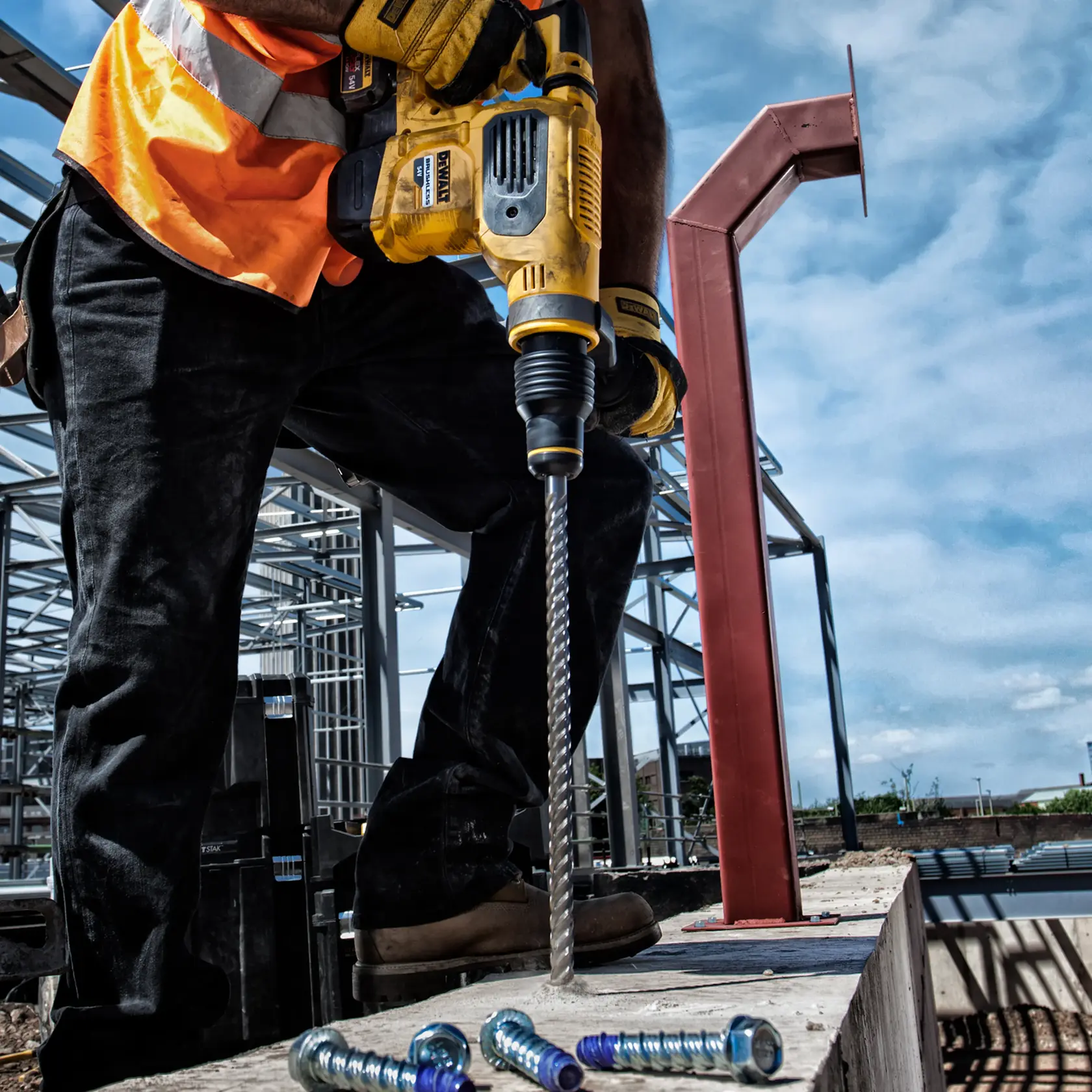 Broca DEWALT DT60814, DT60814-QZ utilizada por trabajador con protección en obra.