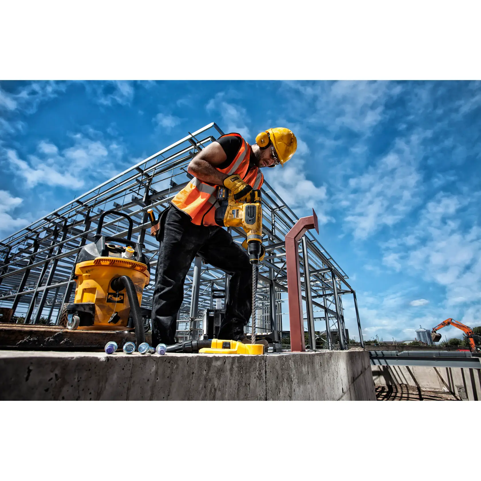 DEWALT DT60820, DT60820-QZ herramientas en obra, trabajador con taladro, equipo de seguridad, fotografía.