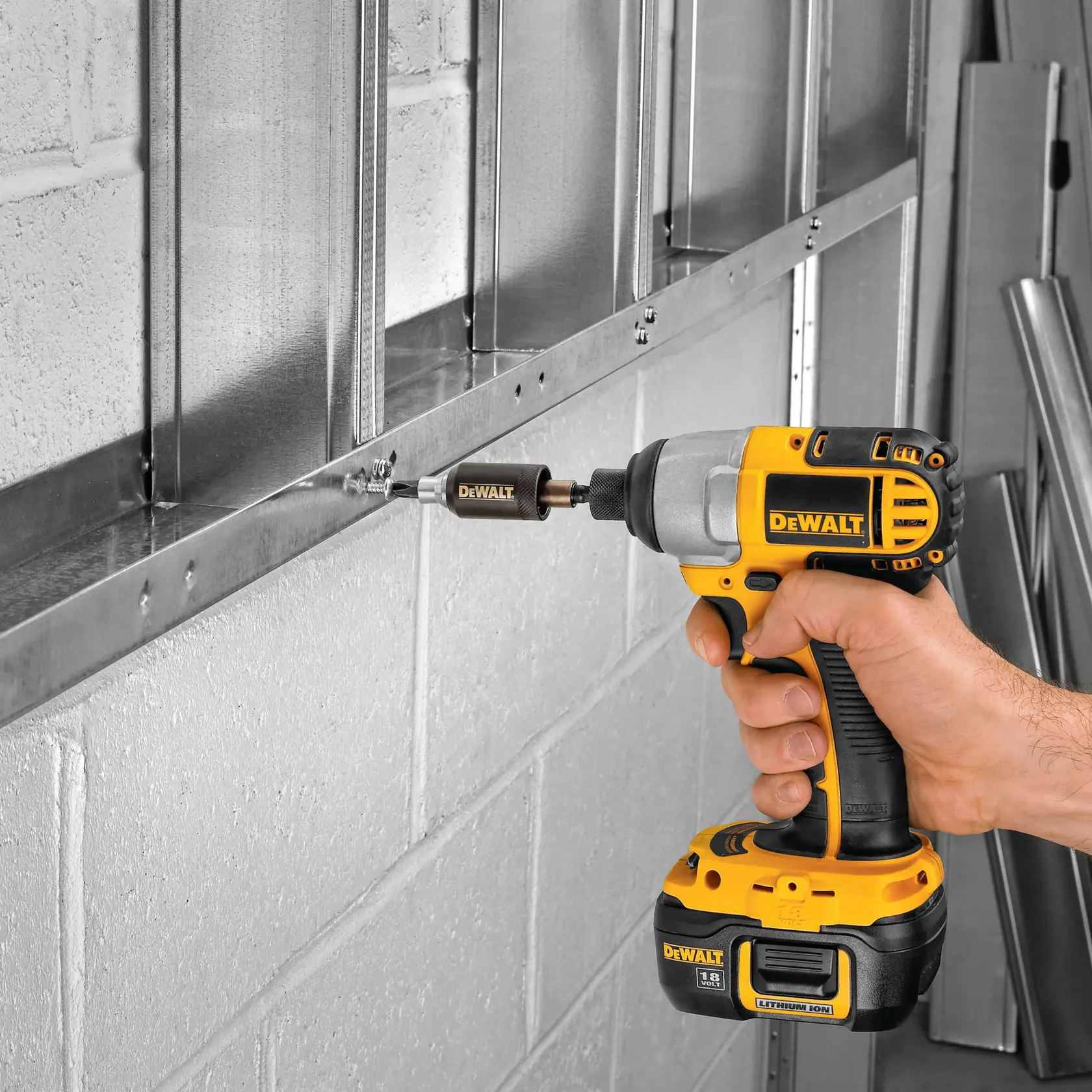 Graphique montrant la marque DEWALT XTREME Sub-Compact Series avec le slogan 'Compact et performance garantie' sur un fond jaune.