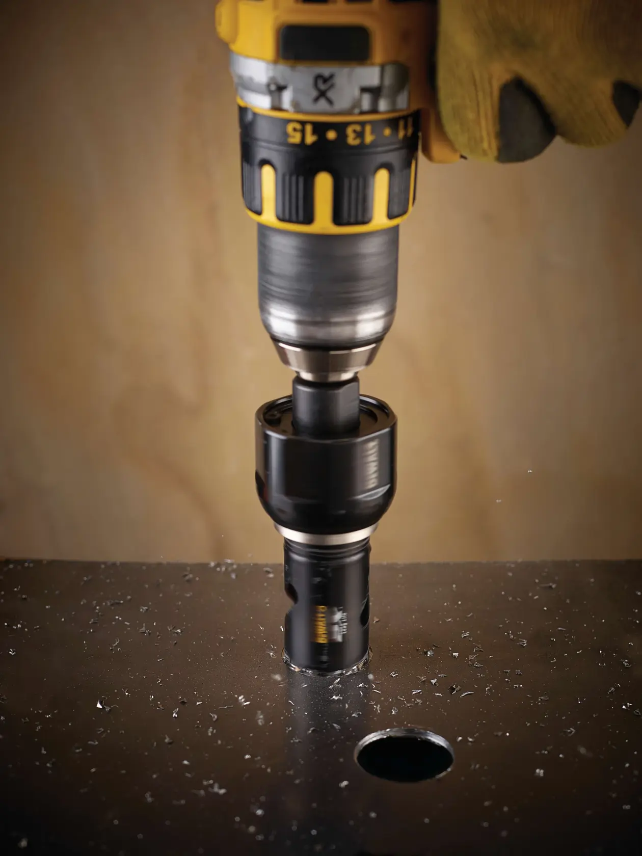 Graphique montrant la marque DEWALT XTREME Sub-Compact Series avec le slogan 'Compact et performance garantie' sur un fond jaune.
