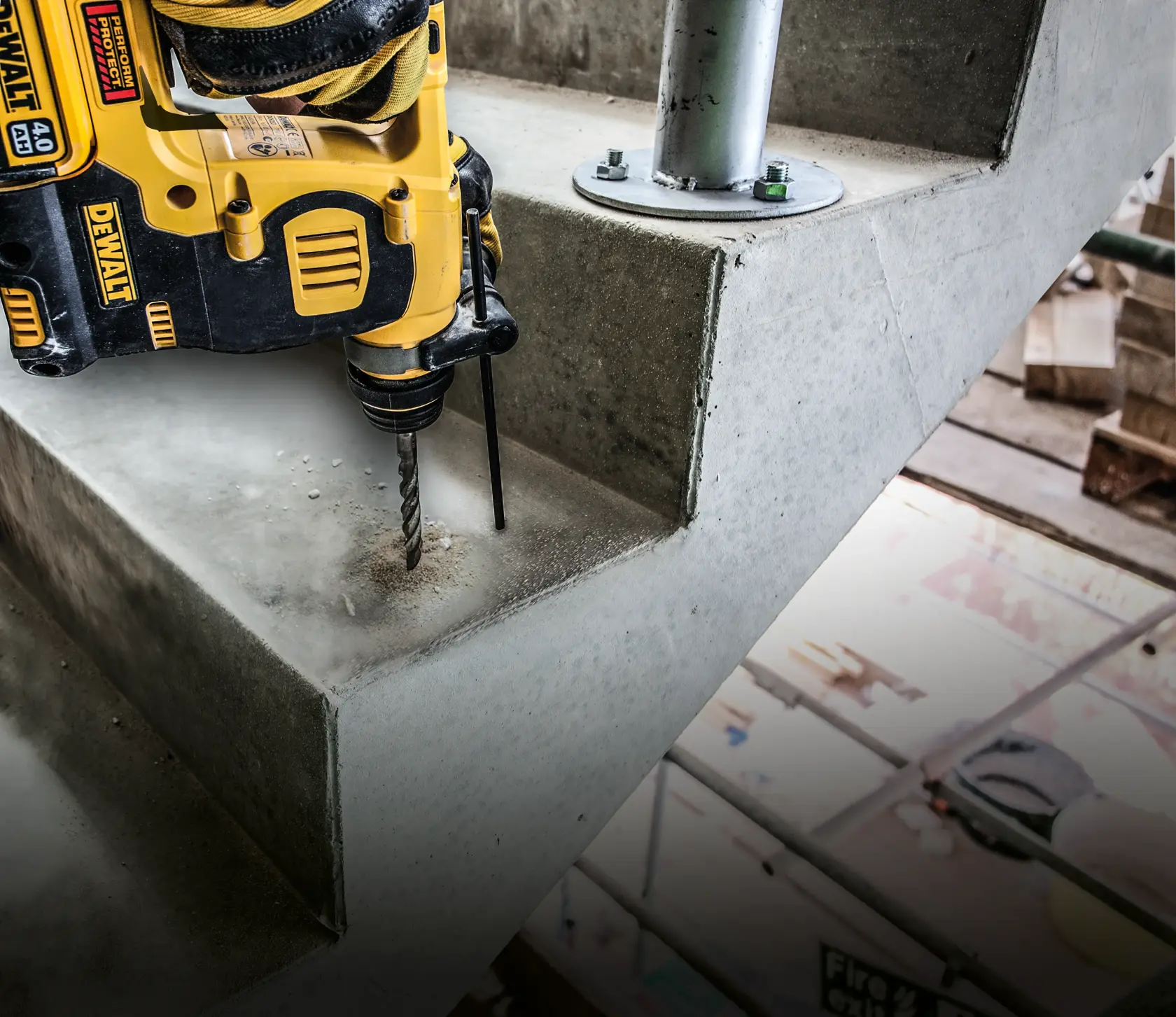 Taladro DEWALT perfora un escalón de concreto en una construcción.